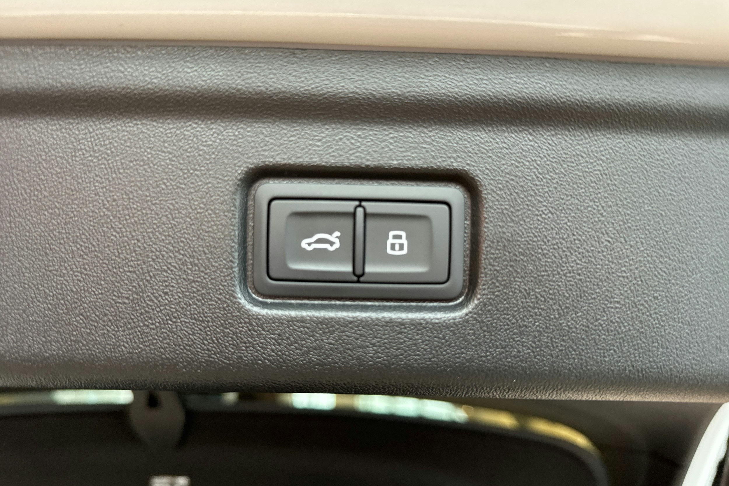 valkoinen Audi A6 e-tron 2026 kuva 14.