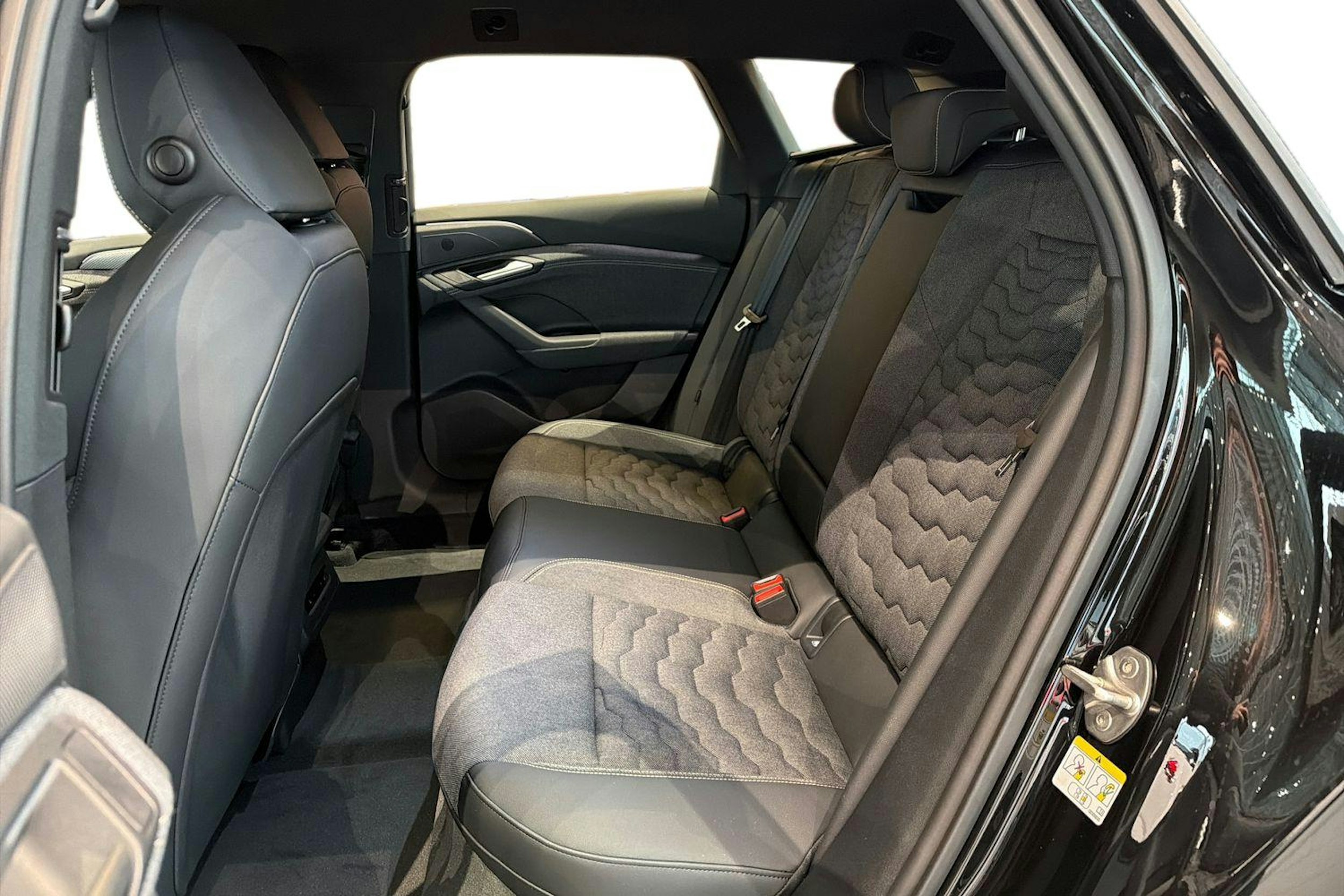 musta Audi A6 e-tron 2026 kuva 8.