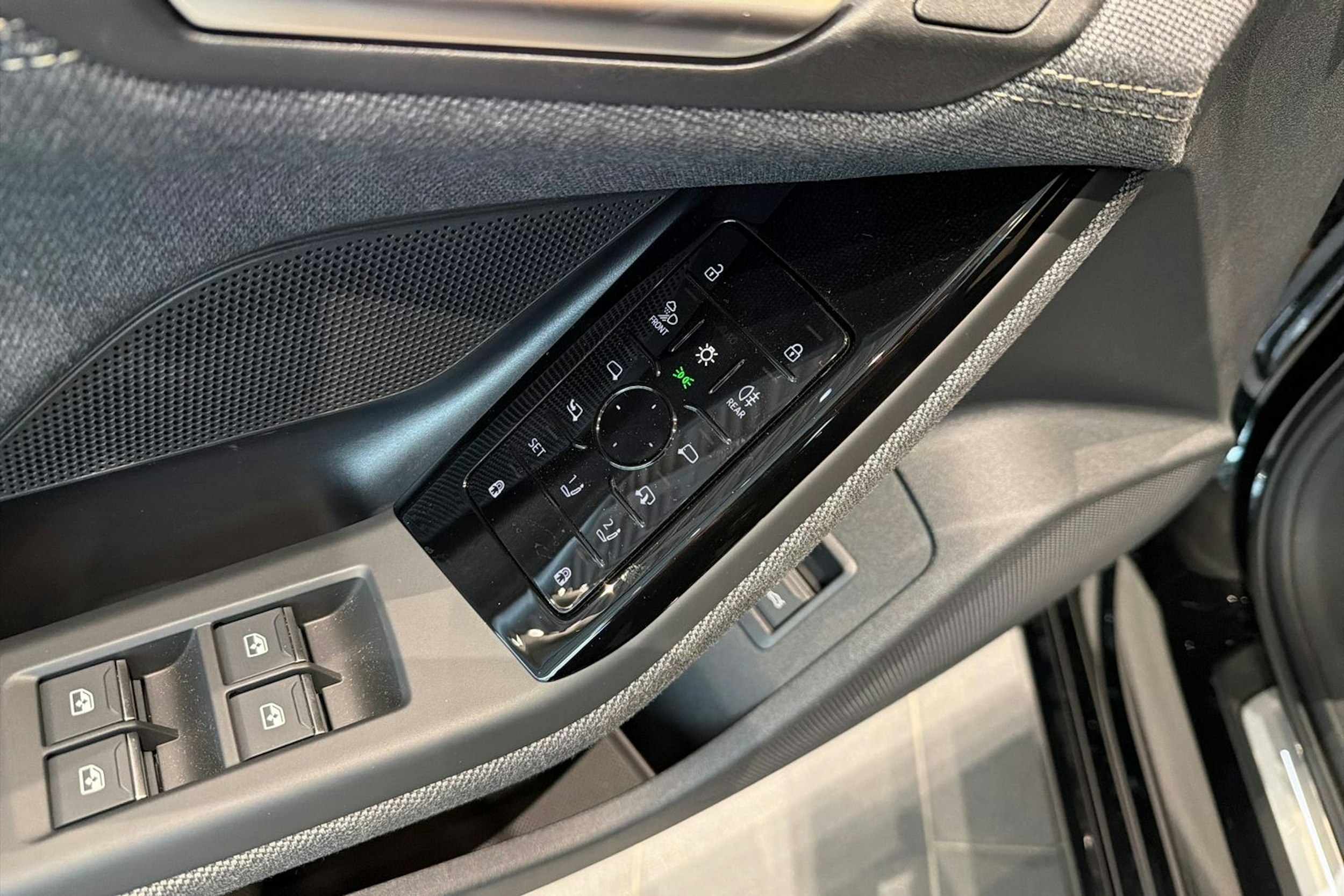 musta Audi A6 e-tron 2026 kuva 11.