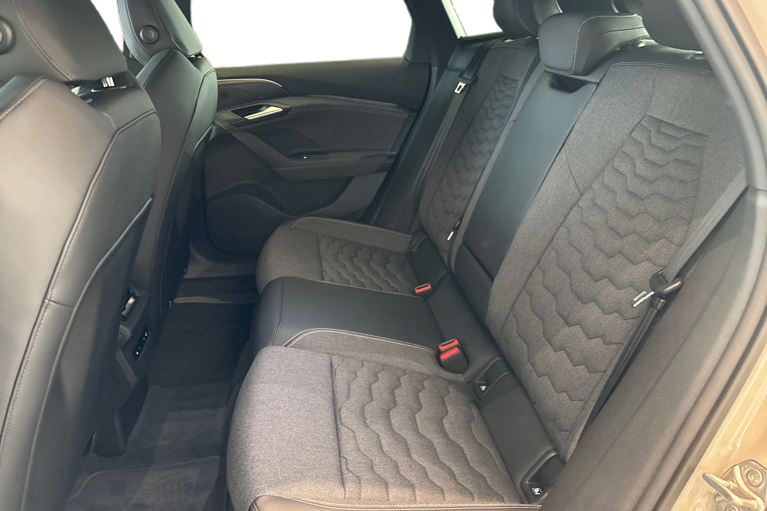 met. ruskea (beige) Audi A6 e-tron 2026 kuva 8.