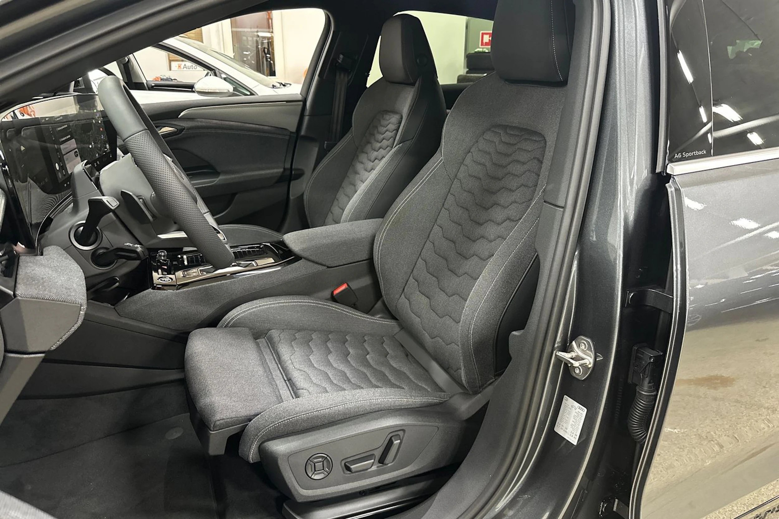 met. harmaa Audi A6 e-tron 2026 kuva 11.
