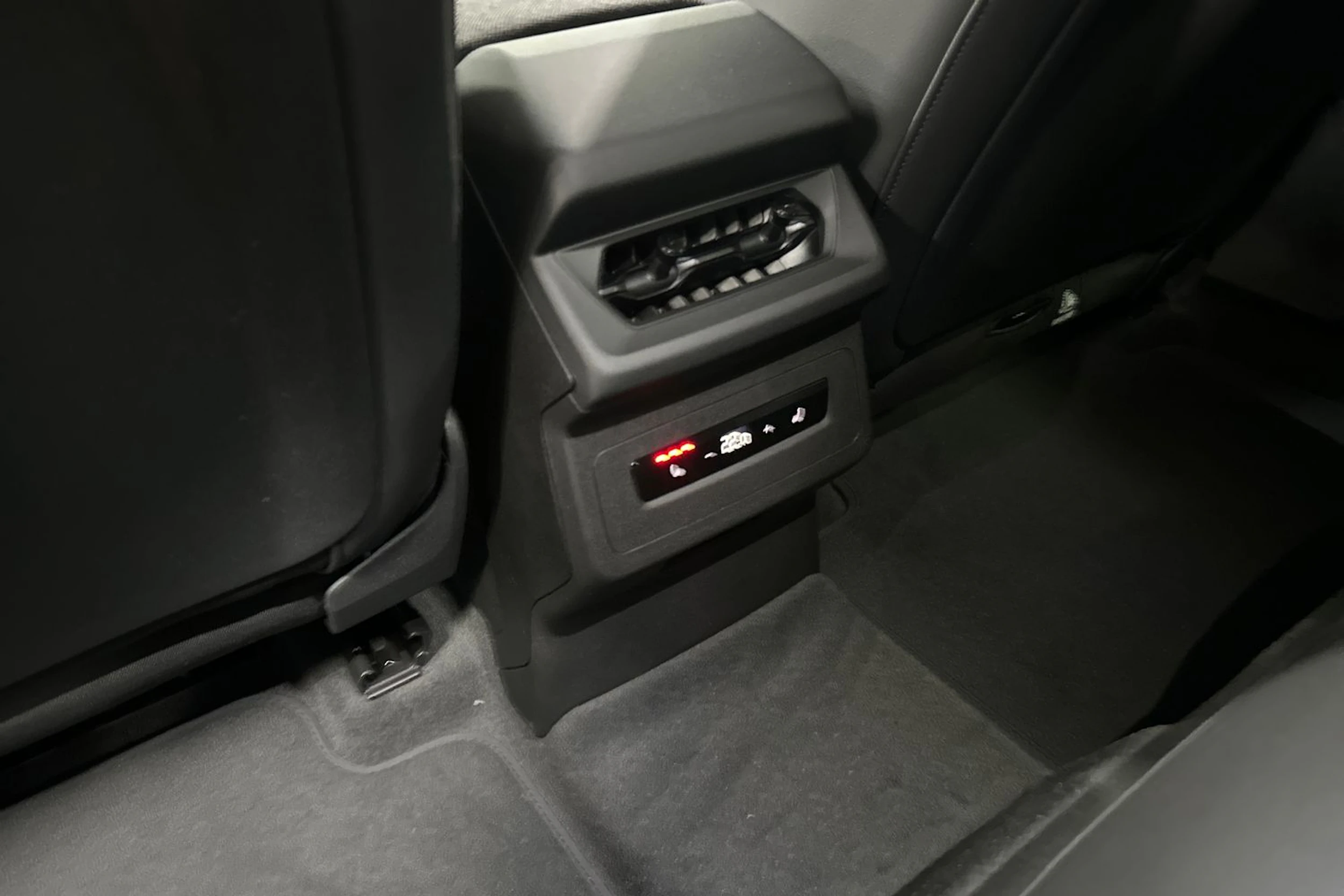 met. harmaa Audi A6 e-tron 2026 kuva 12.