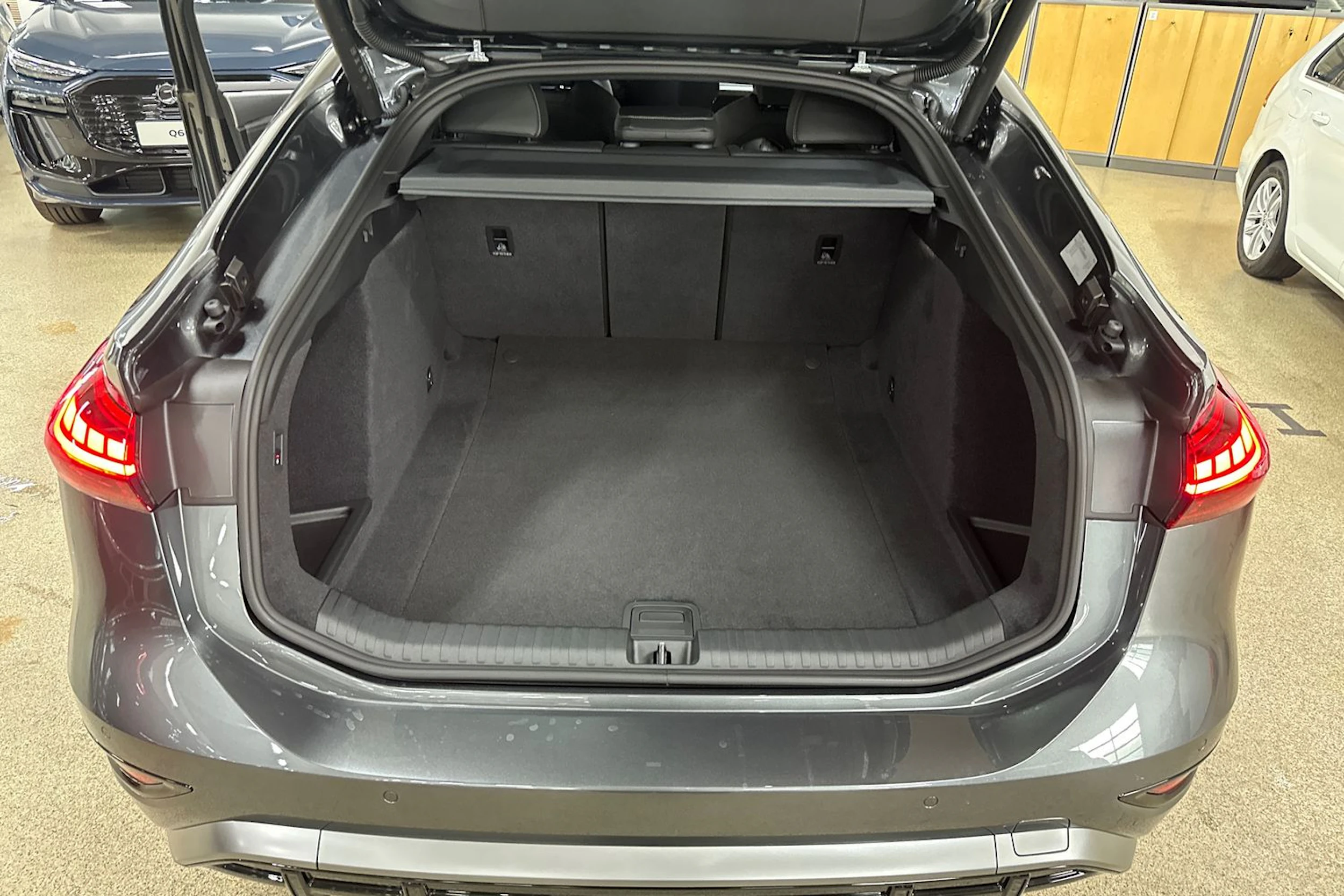 met. harmaa Audi A6 e-tron 2026 kuva 33.