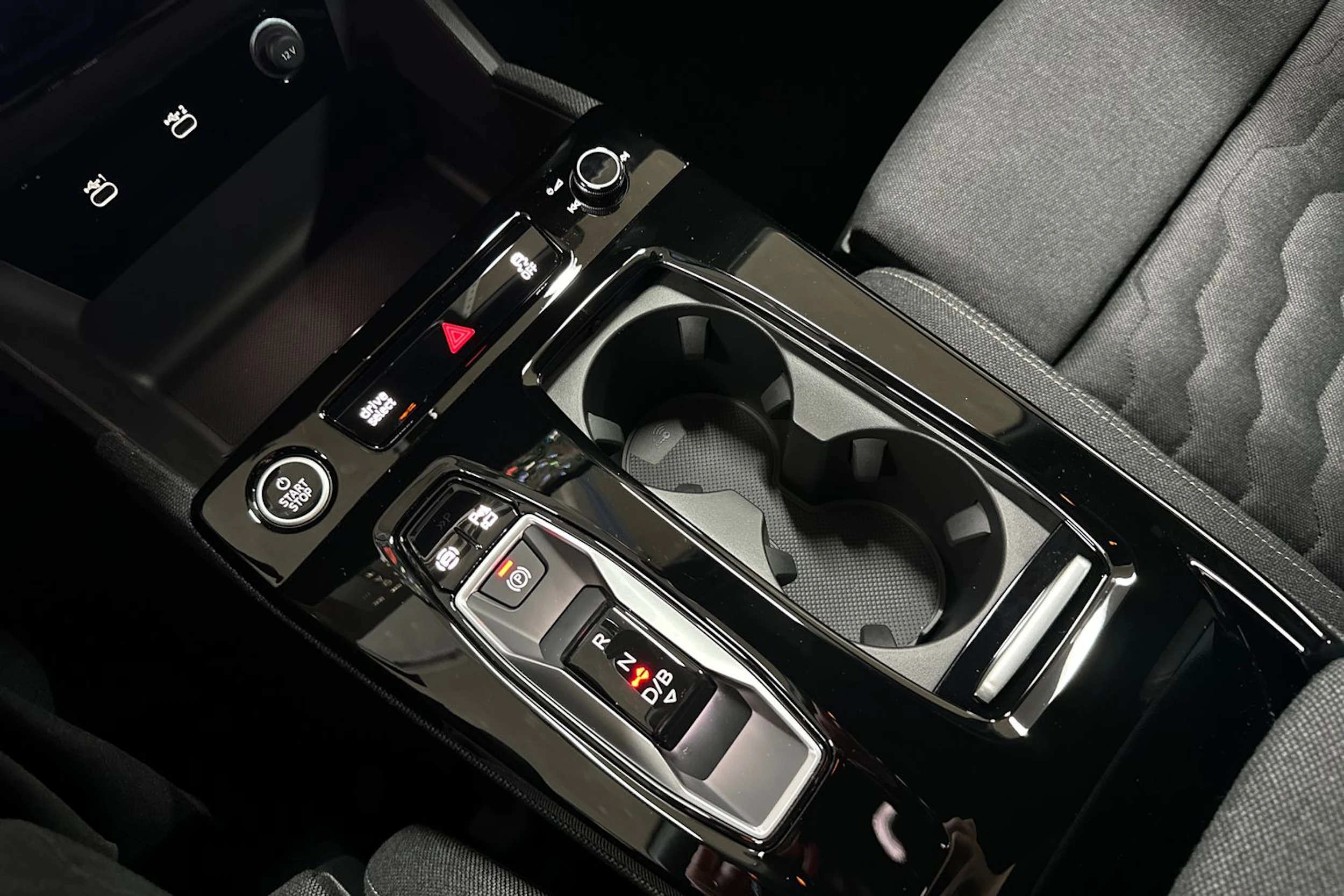 met. harmaa Audi A6 e-tron 2026 kuva 15.