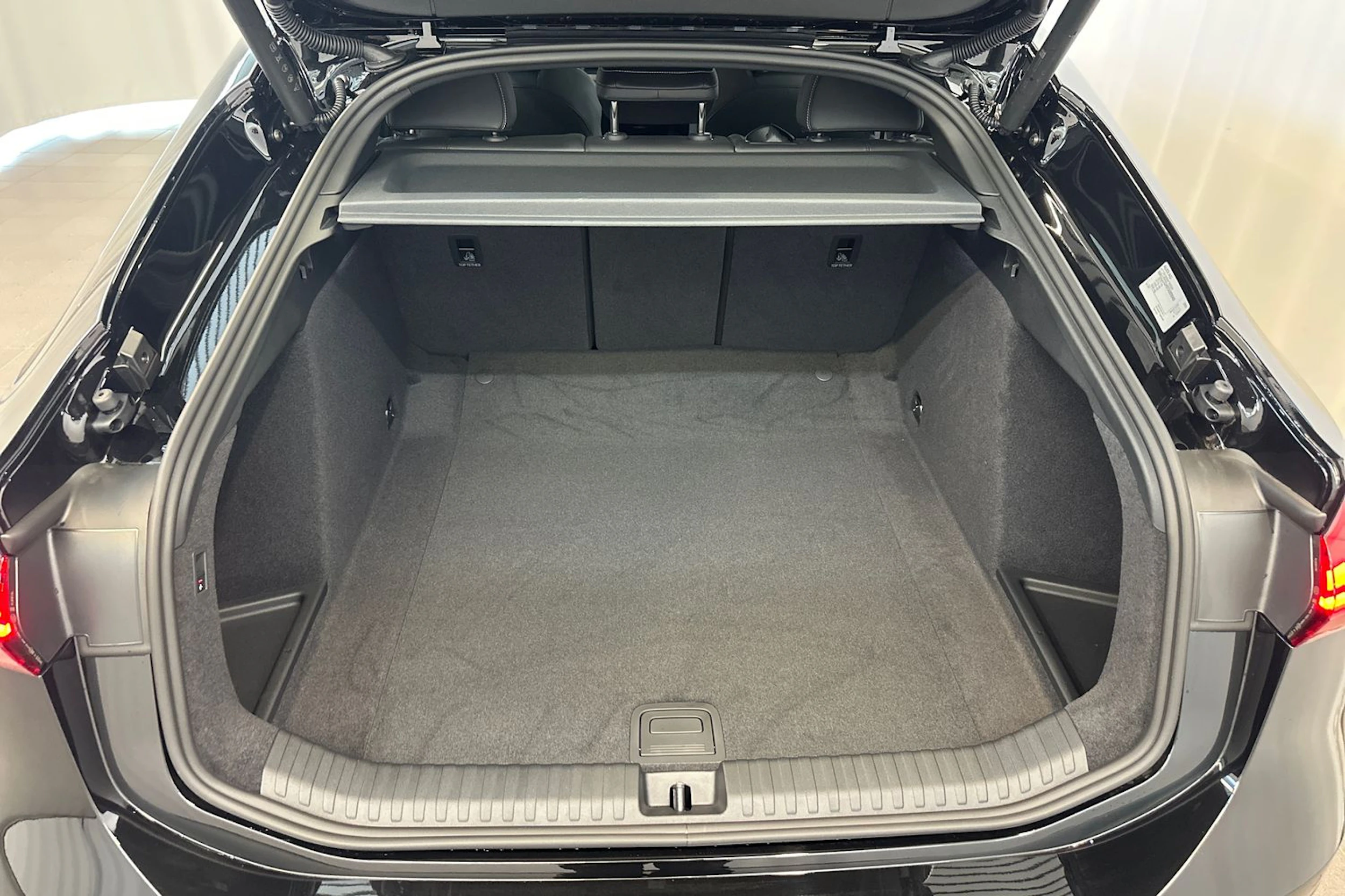 mythos musta Audi A6 e-tron 2026 kuva 11.