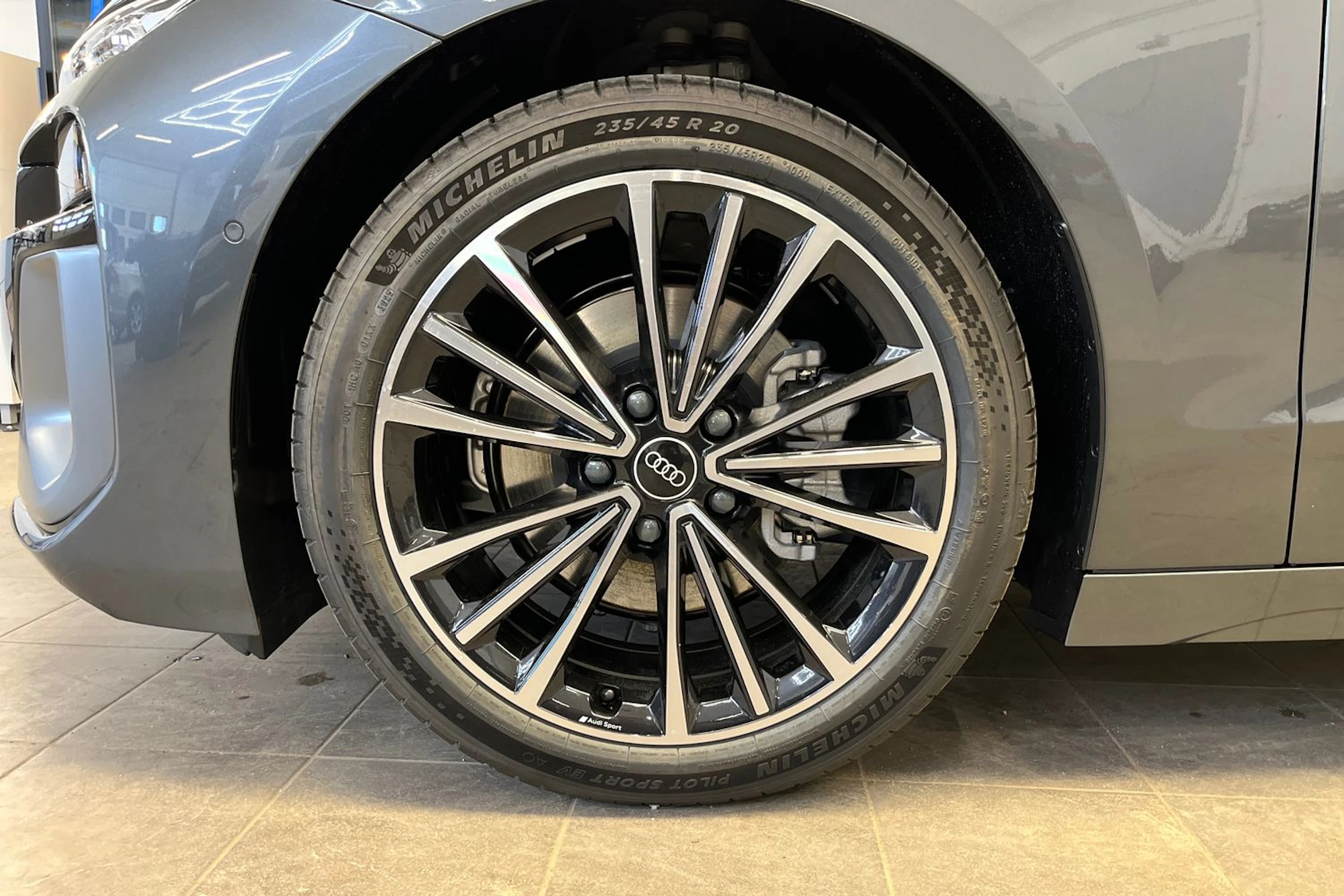 daytonan harmaa Audi A6 e-tron 2026 kuva 10.