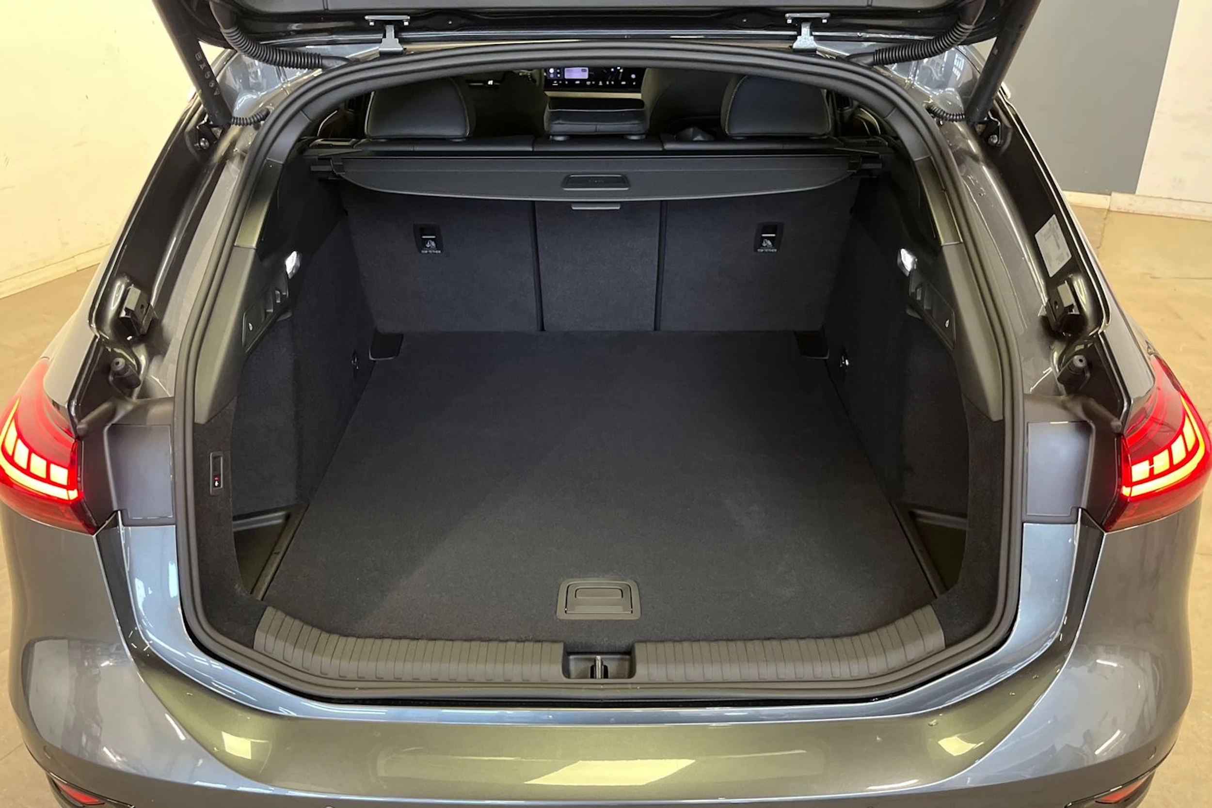 daytonan harmaa Audi A6 e-tron 2026 kuva 12.