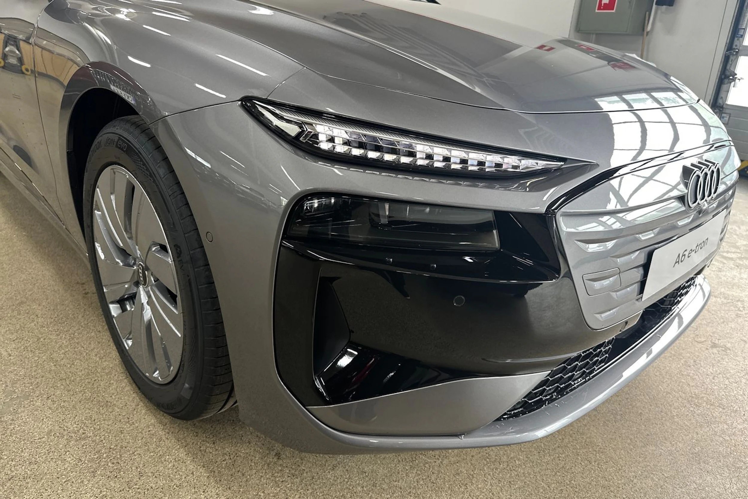 met. harmaa Audi A6 e-tron 2026 kuva 10.