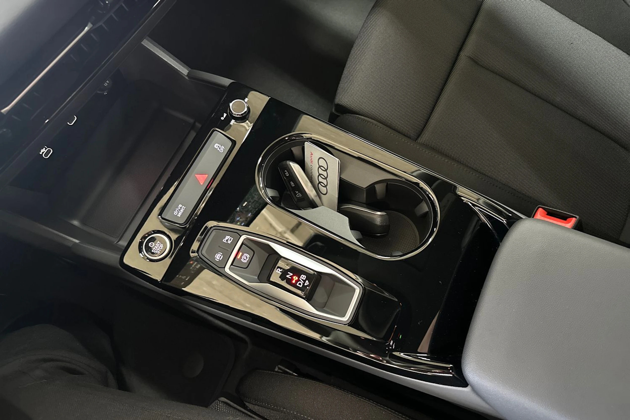met. harmaa Audi A6 e-tron 2026 kuva 14.