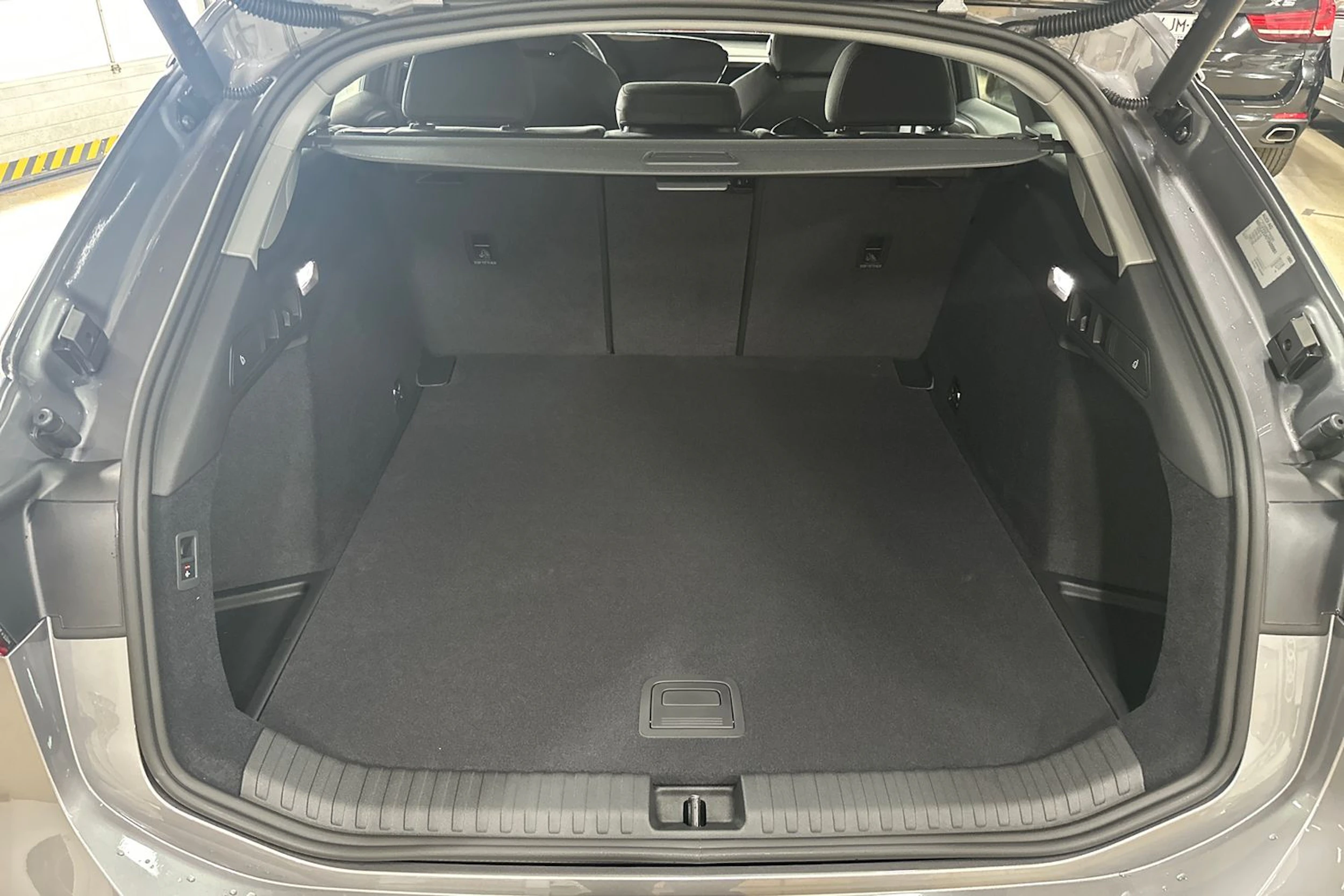 met. harmaa Audi A6 e-tron 2026 kuva 36.