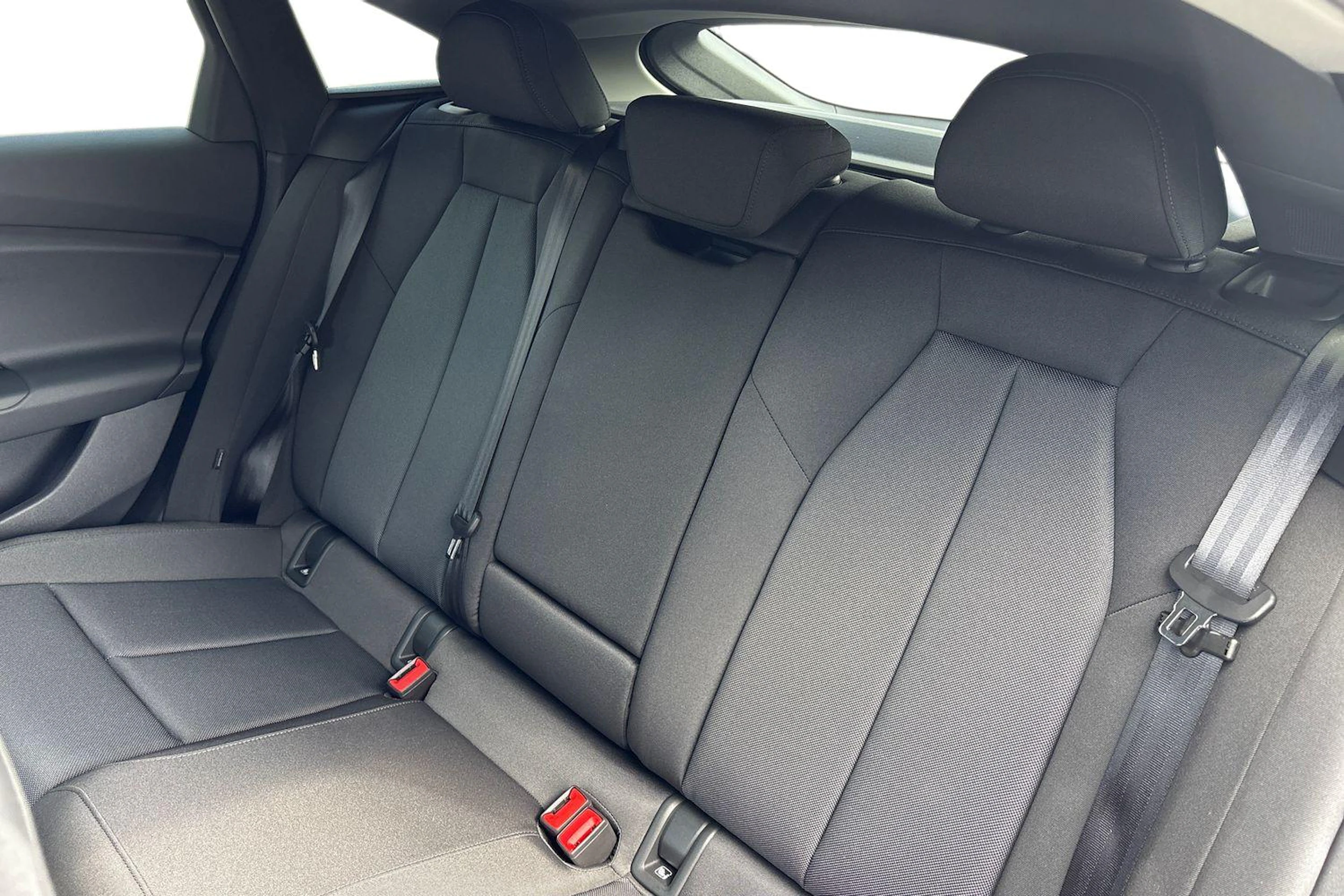 harmaa Audi A6 e-tron 2026 kuva 8.