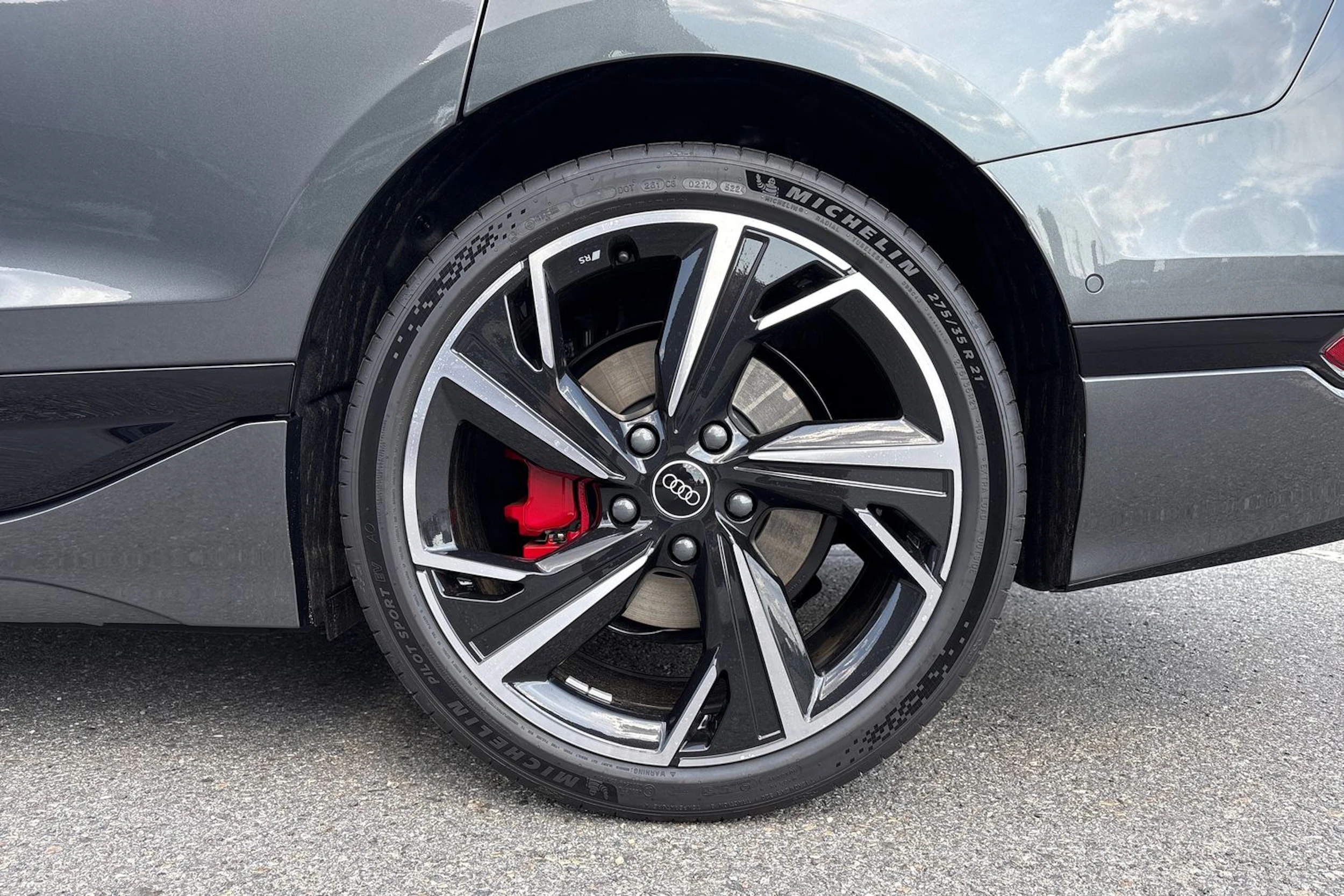 harmaa Audi A6 e-tron 2026 kuva 10.