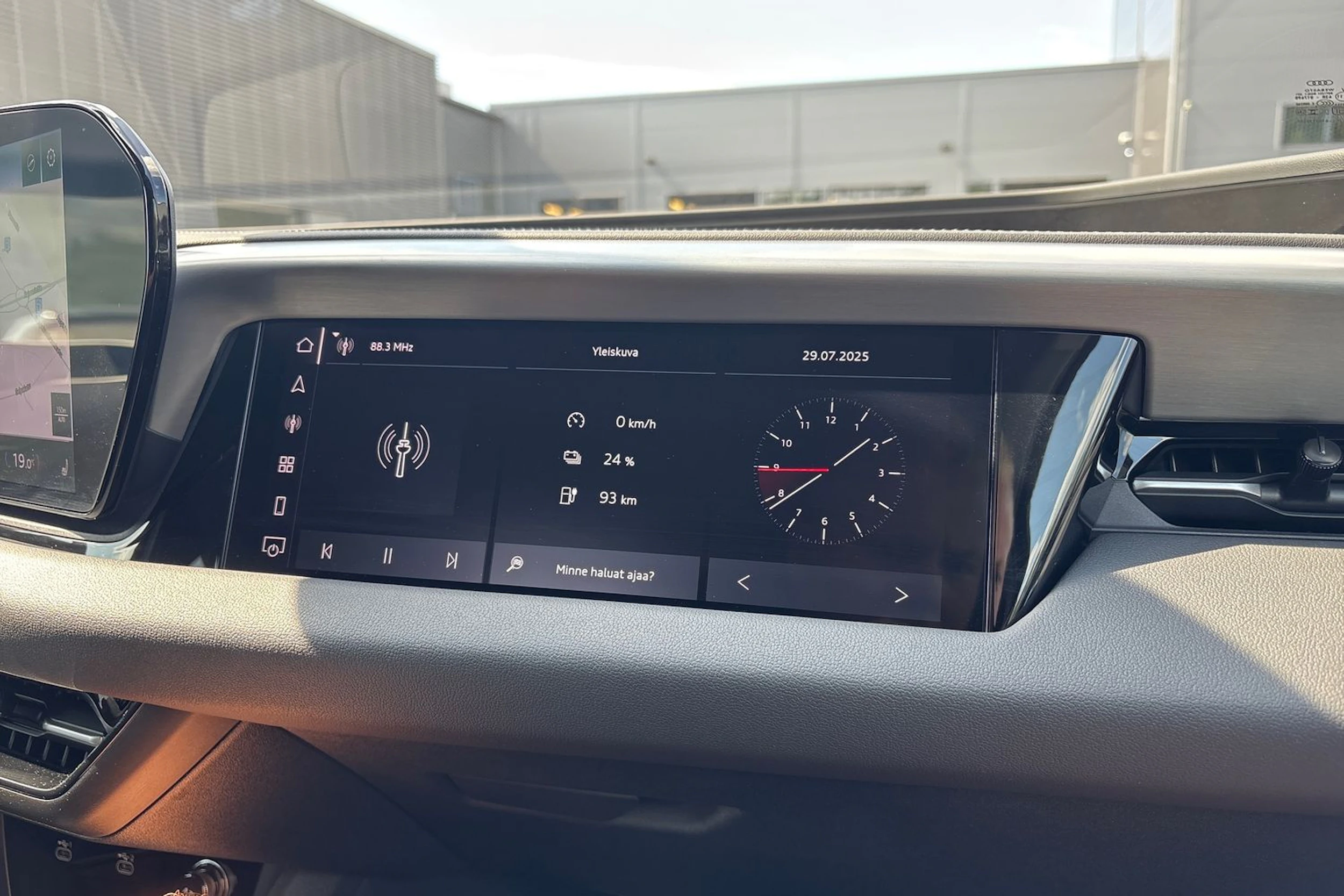 harmaa Audi A6 e-tron 2026 kuva 12.