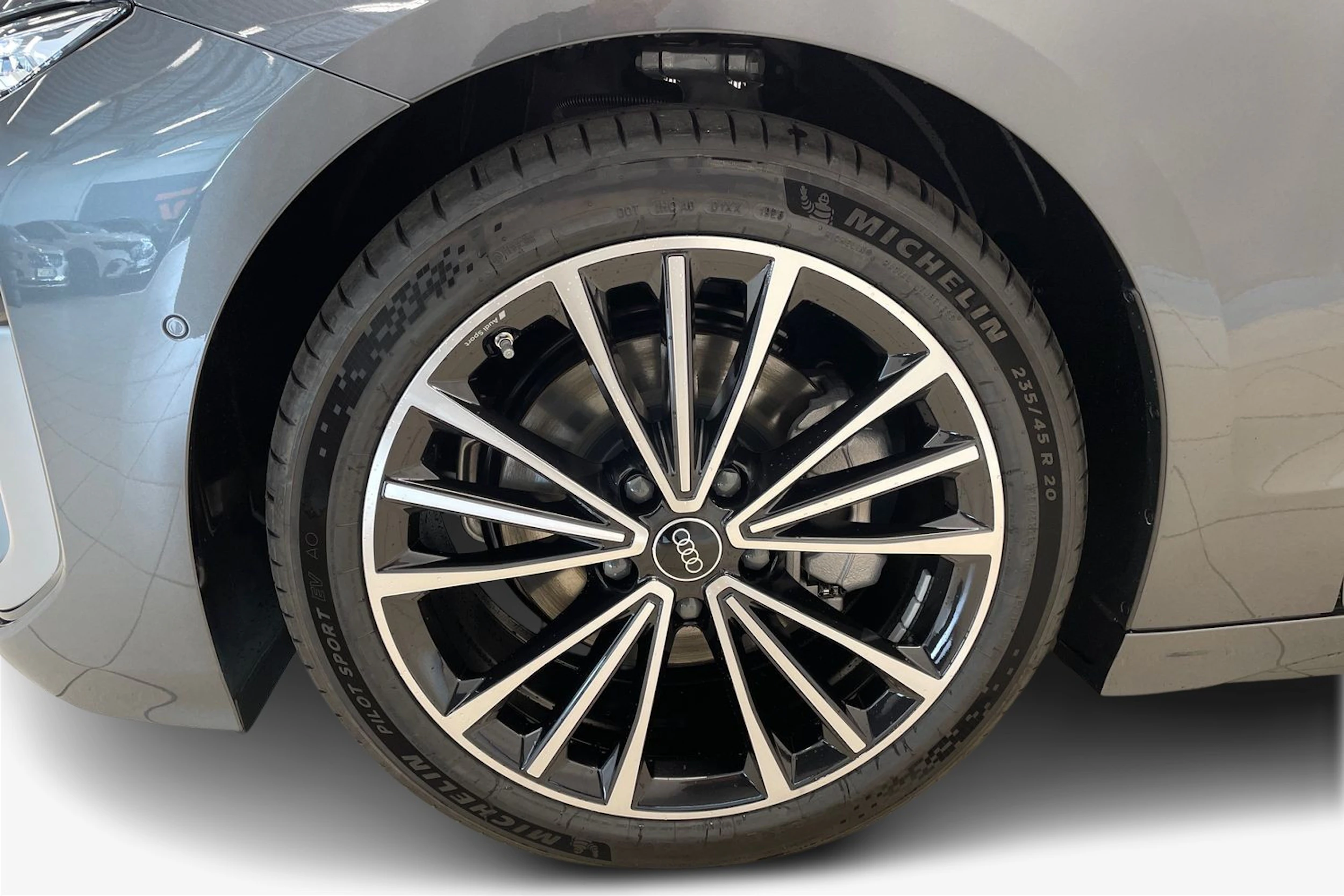 harmaa Audi A6 e-tron 2026 kuva 9.