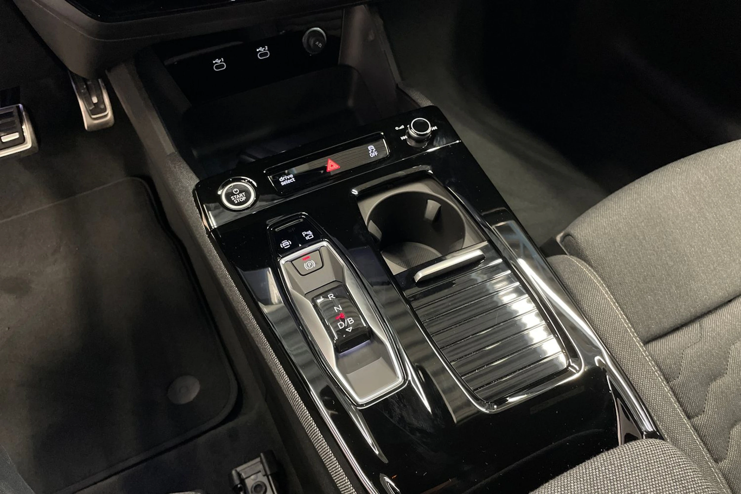 harmaa Audi A6 e-tron 2026 kuva 14.