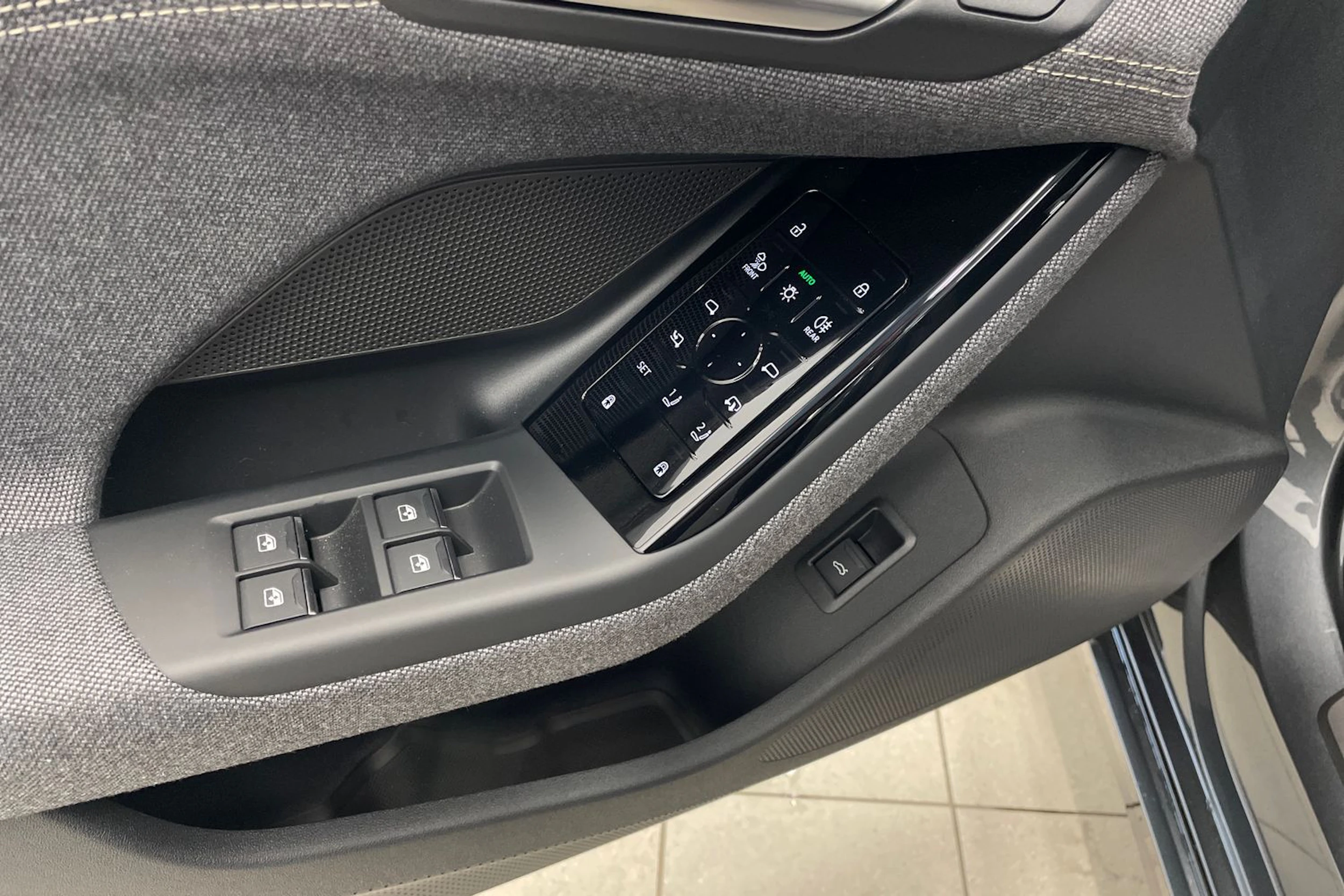 harmaa Audi A6 e-tron 2026 kuva 17.