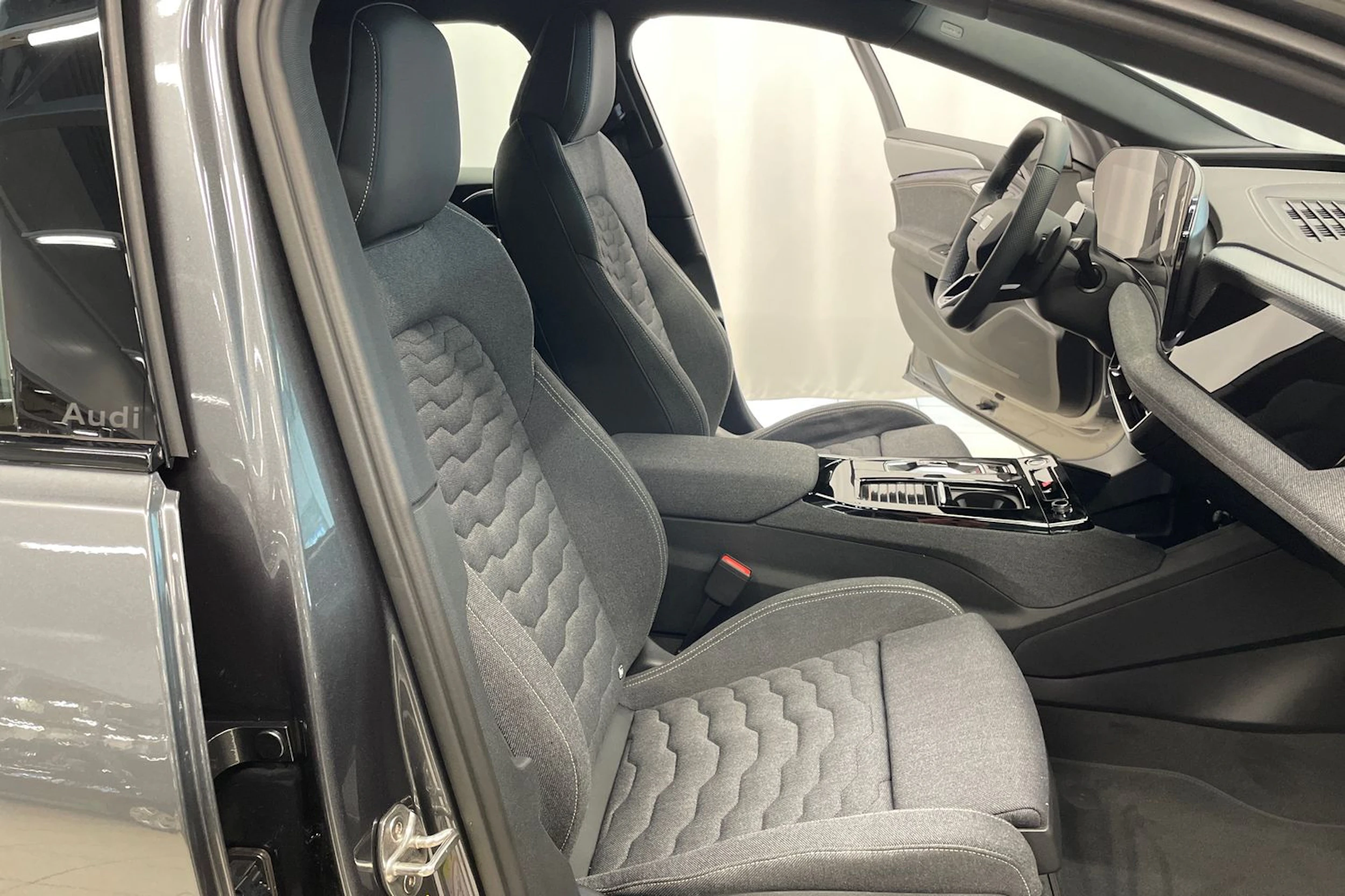 harmaa Audi A6 e-tron 2026 kuva 24.