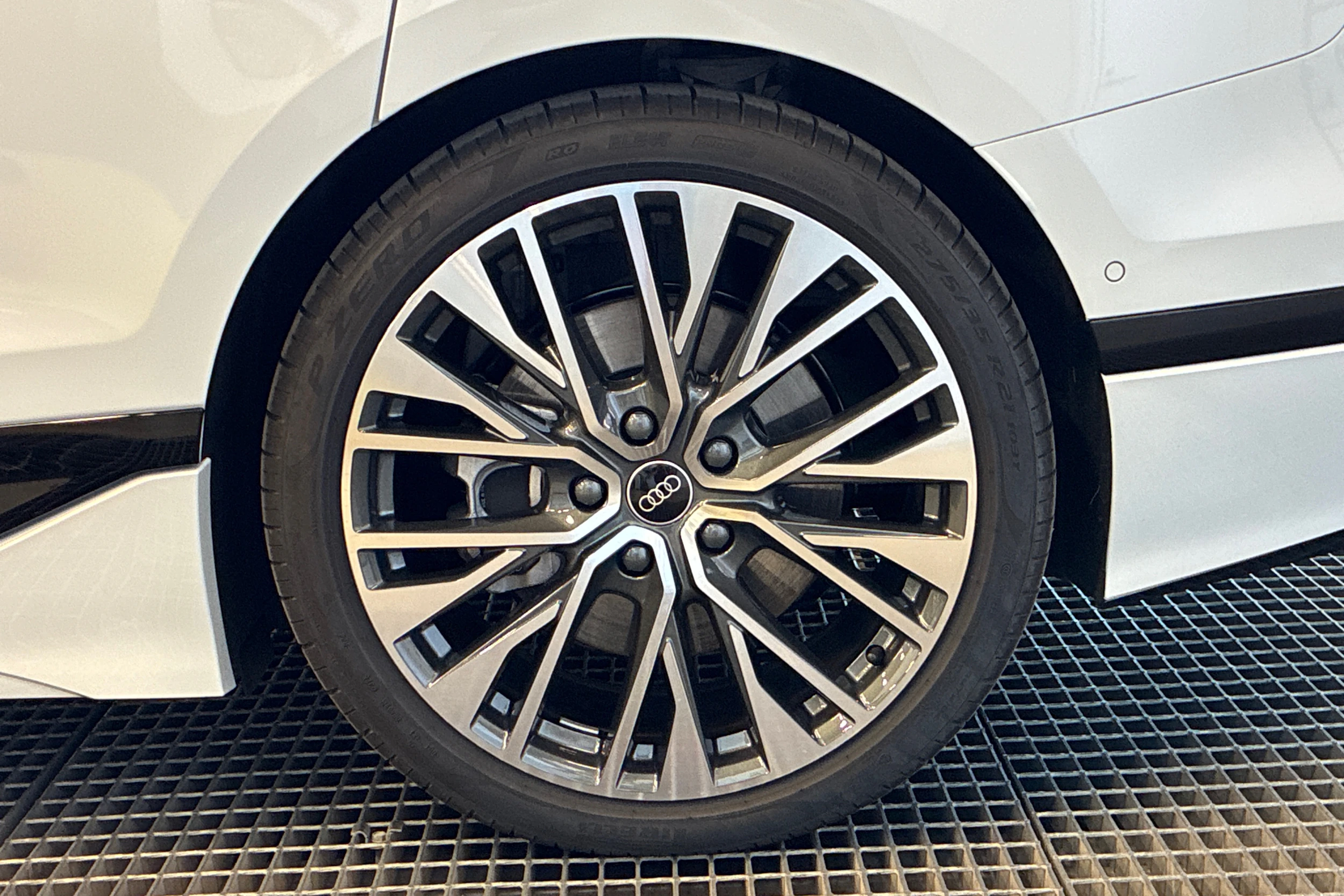 valkoinen Audi A6 e-tron 2026 kuva 10.