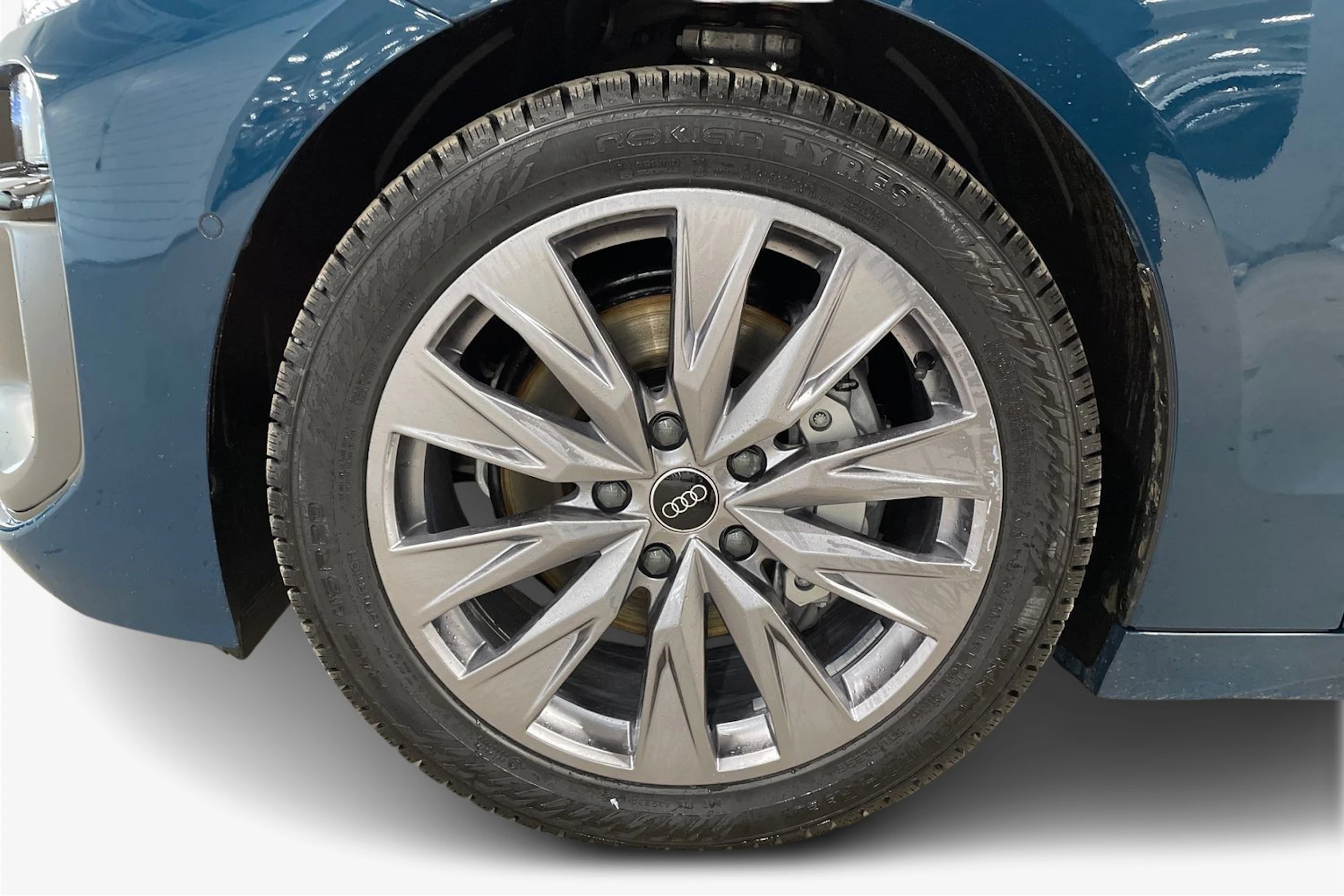 sininen Audi A6 e-tron 2026 kuva 9.