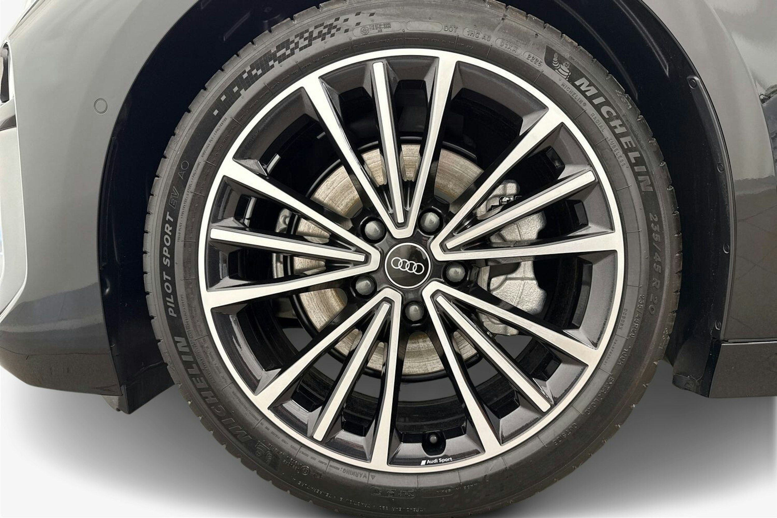 met. musta Audi A6 e-tron 2026 kuva 9.