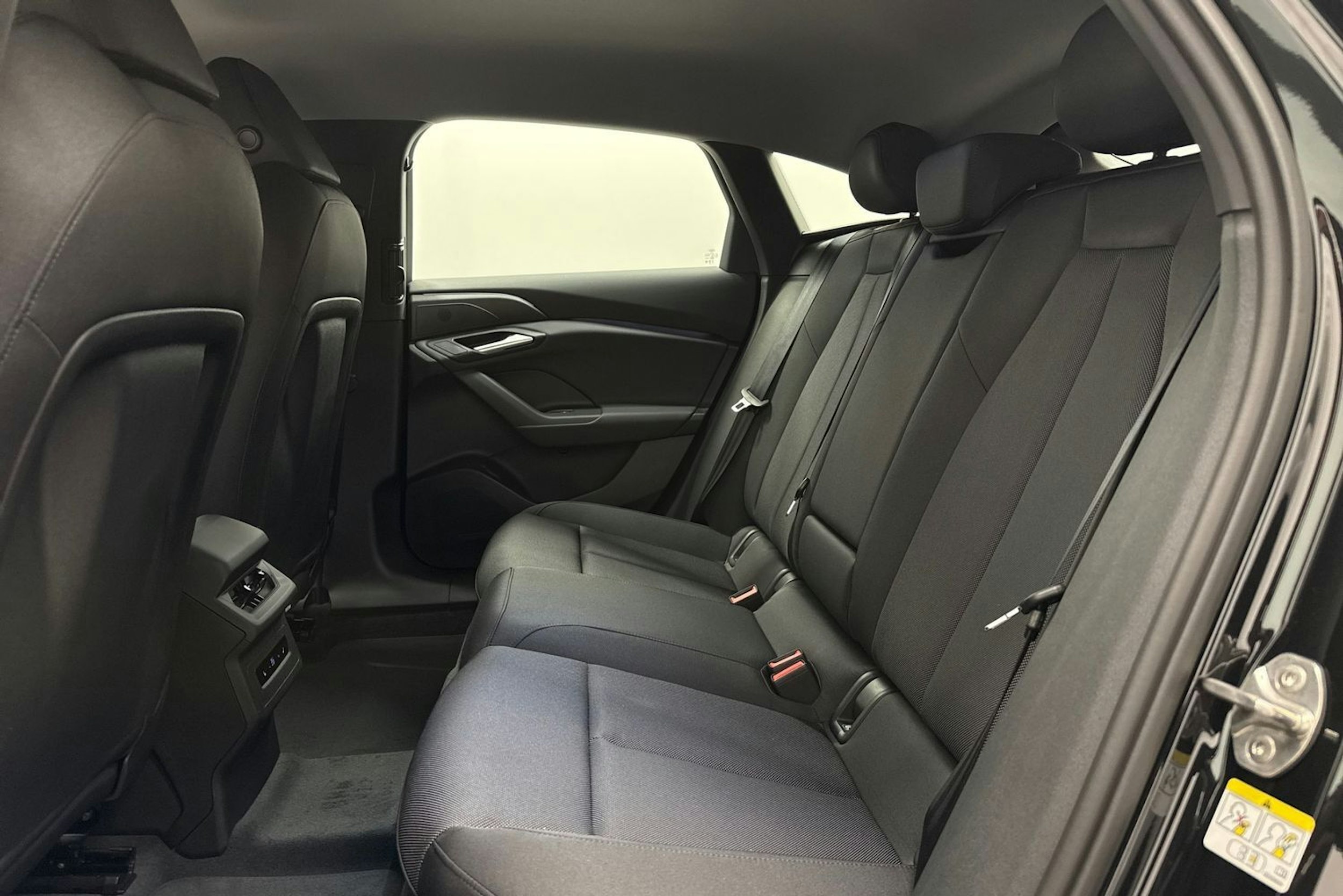 met. musta Audi A6 e-tron 2026 kuva 11.