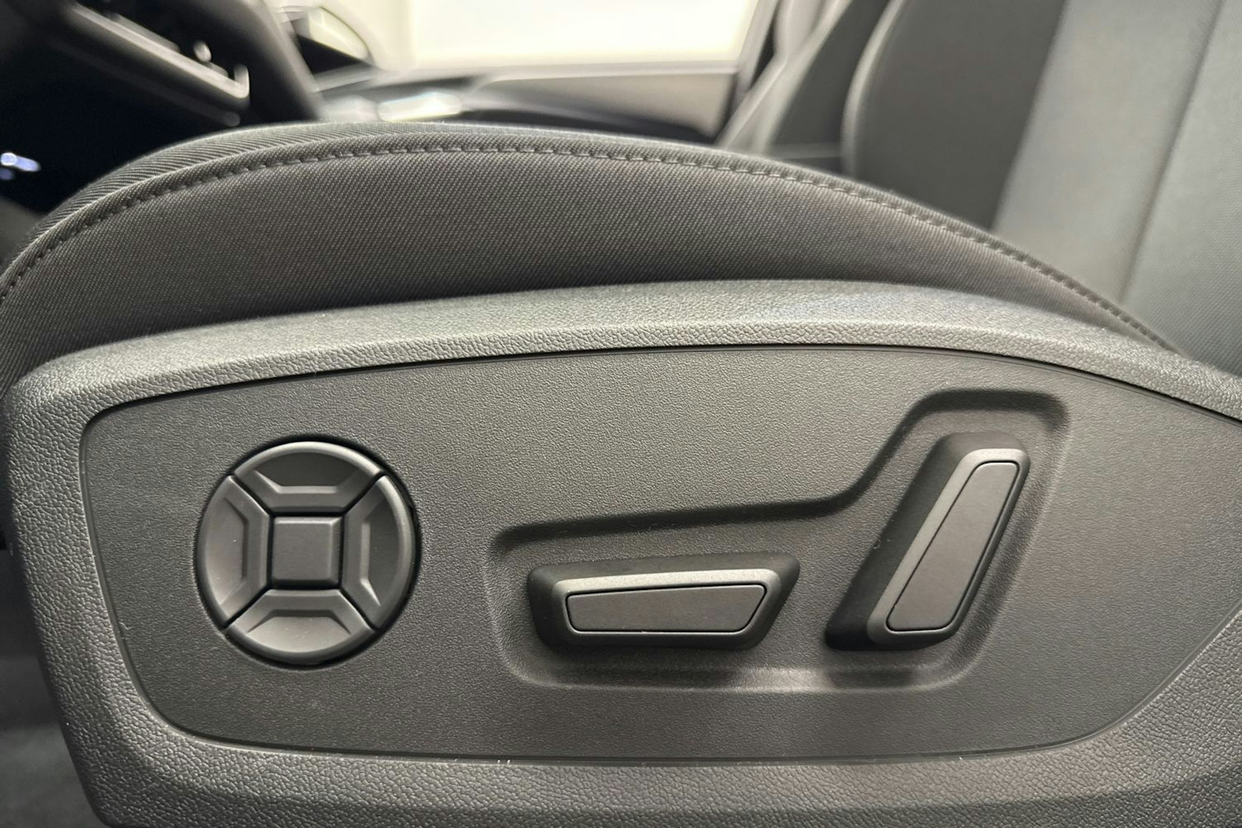 met. musta Audi A6 e-tron 2026 kuva 13.