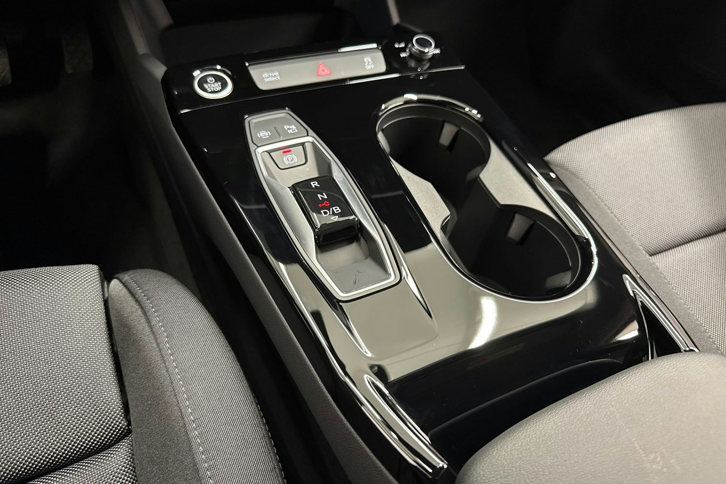 met. musta Audi A6 e-tron 2026 kuva 20.