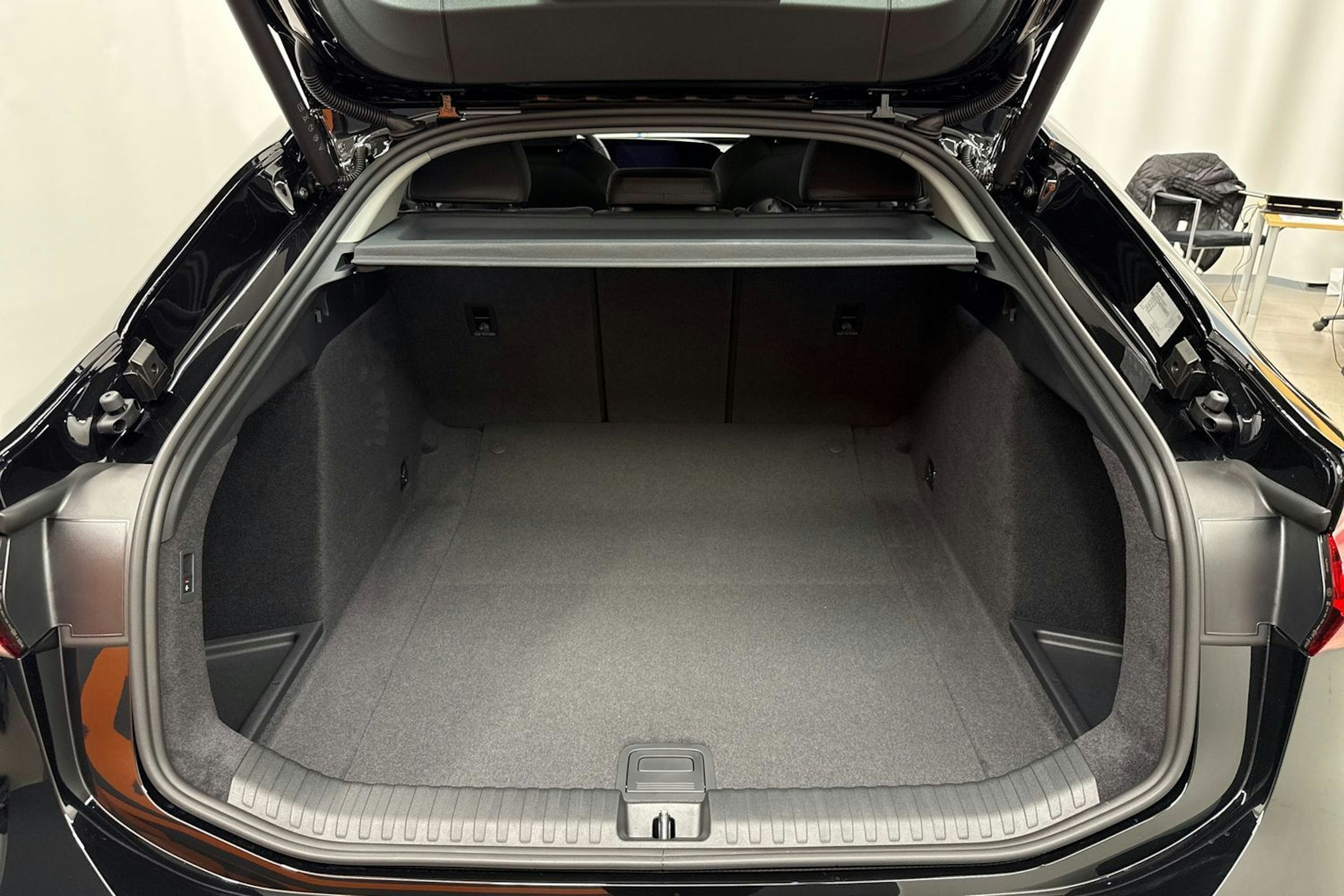 met. musta Audi A6 e-tron 2026 kuva 34.