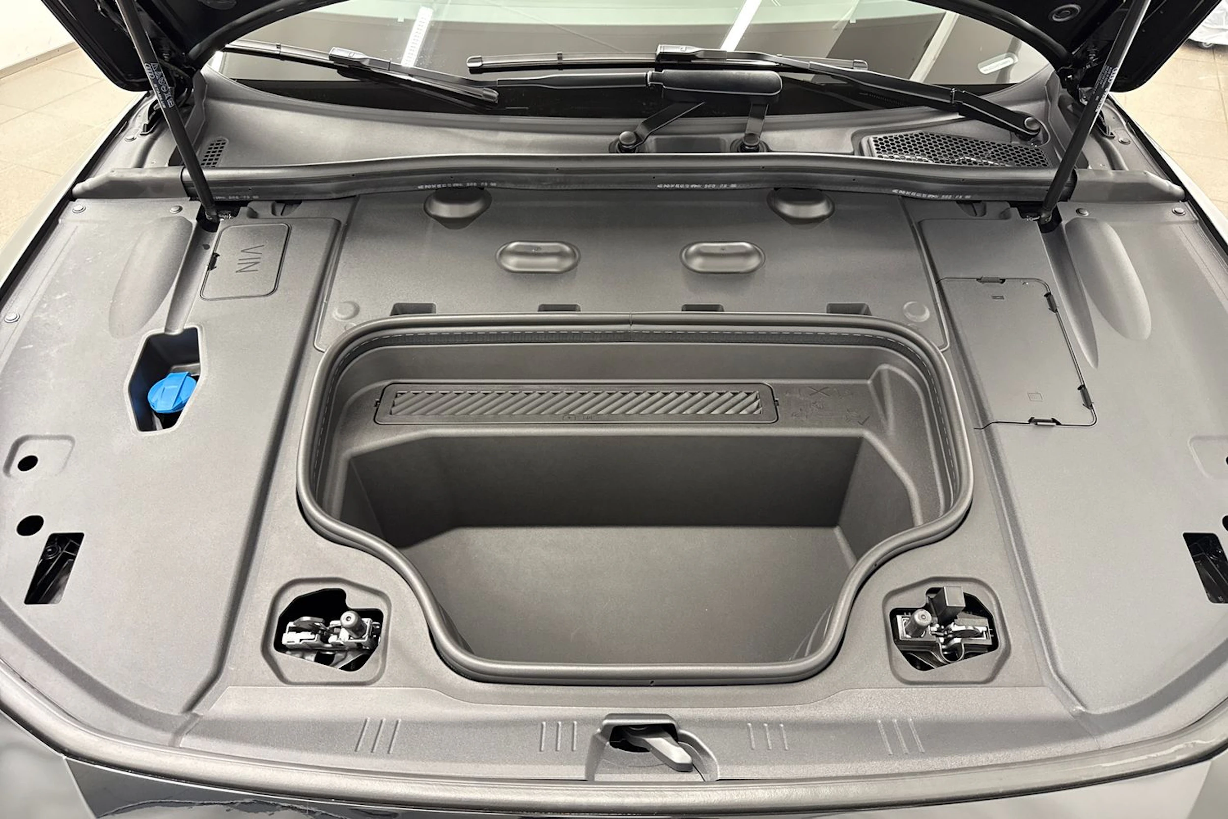 met. musta Audi A6 e-tron 2026 kuva 40.