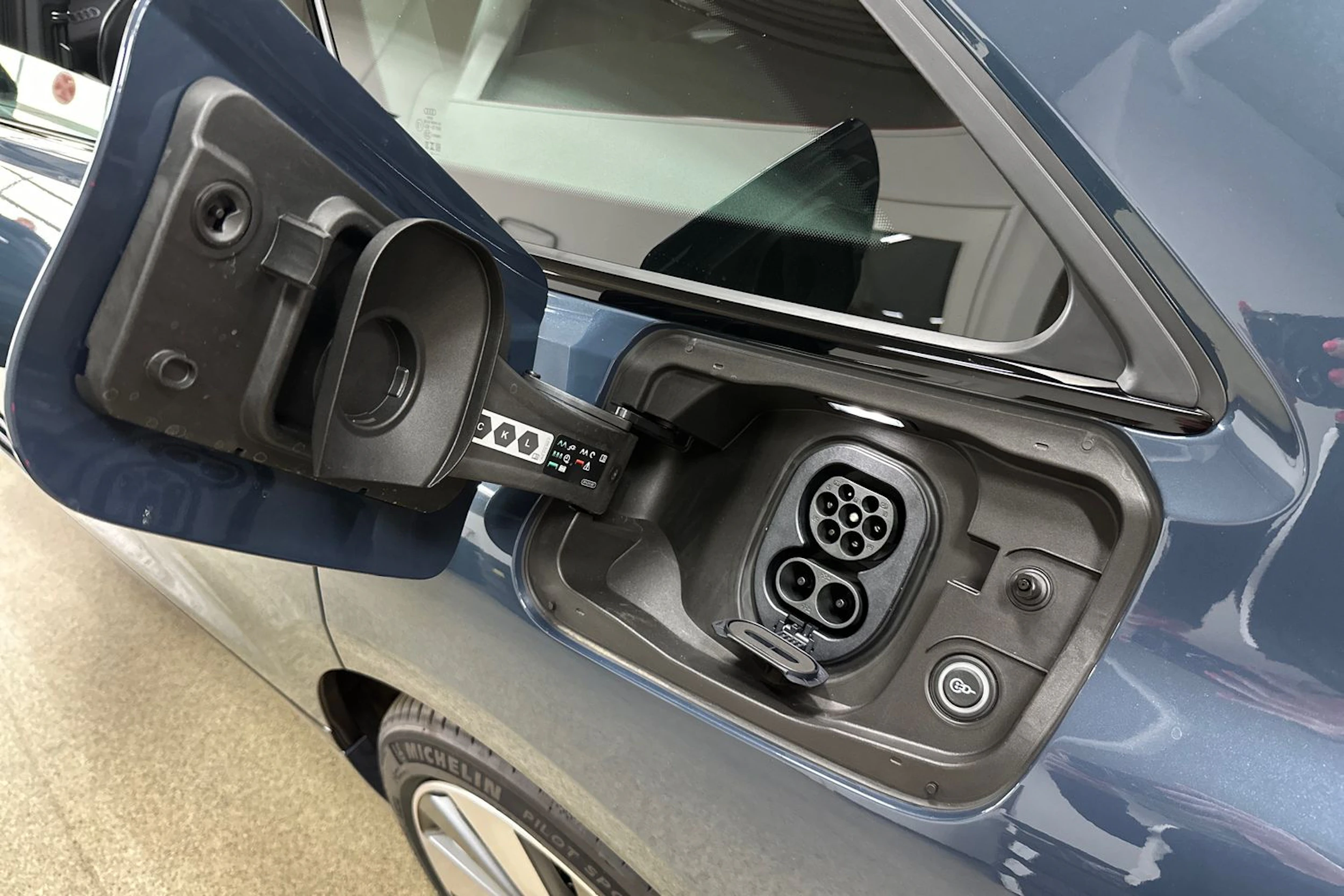 met. sininen Audi A6 e-tron 2026 kuva 15.