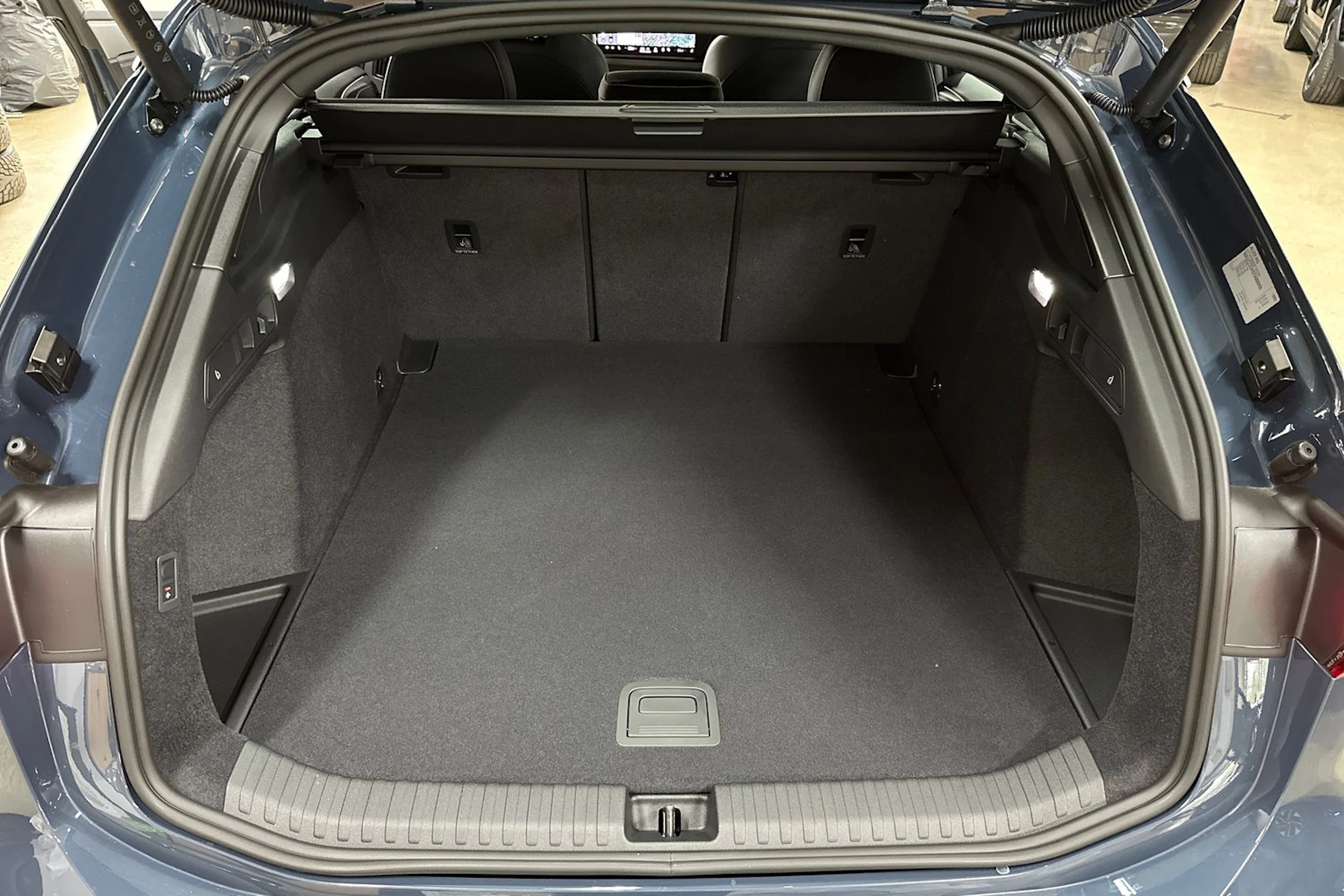 met. sininen Audi A6 e-tron 2026 kuva 17.
