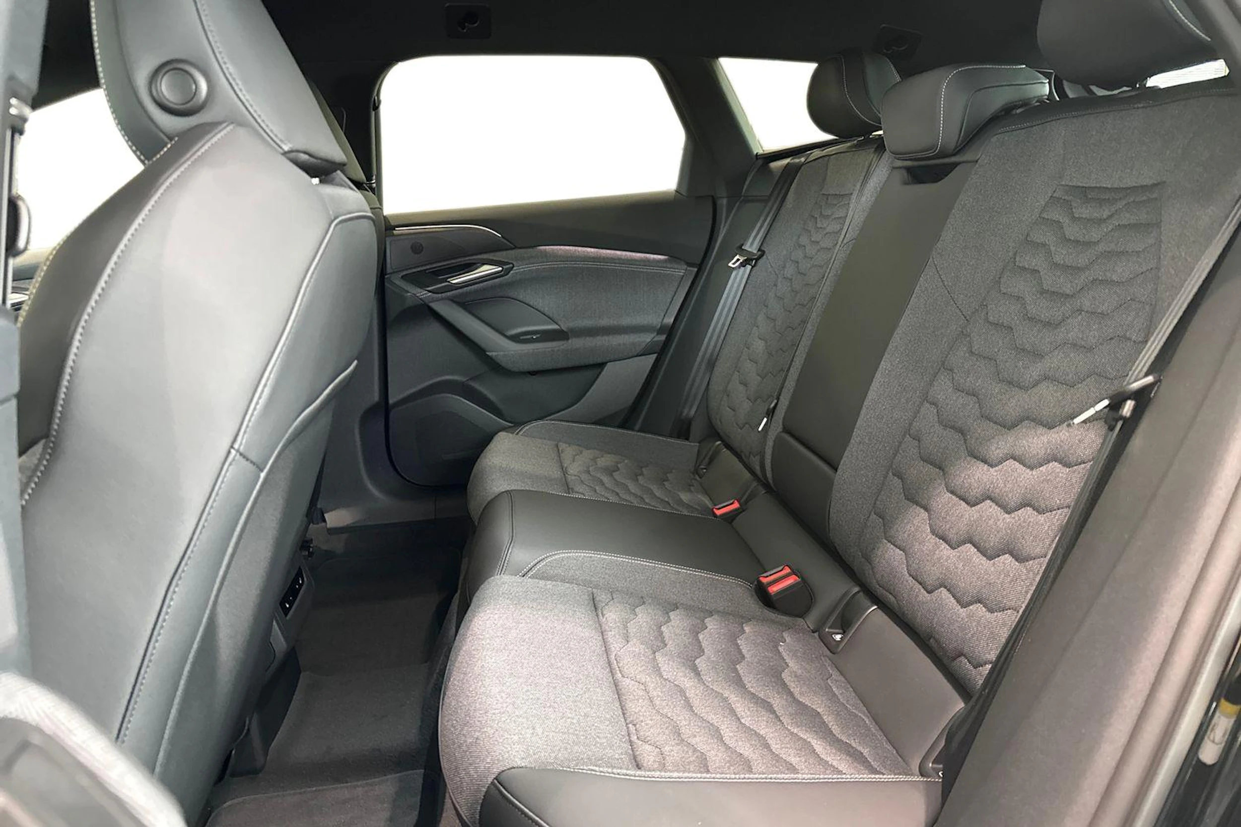 met. musta Audi A6 e-tron 2026 kuva 8.