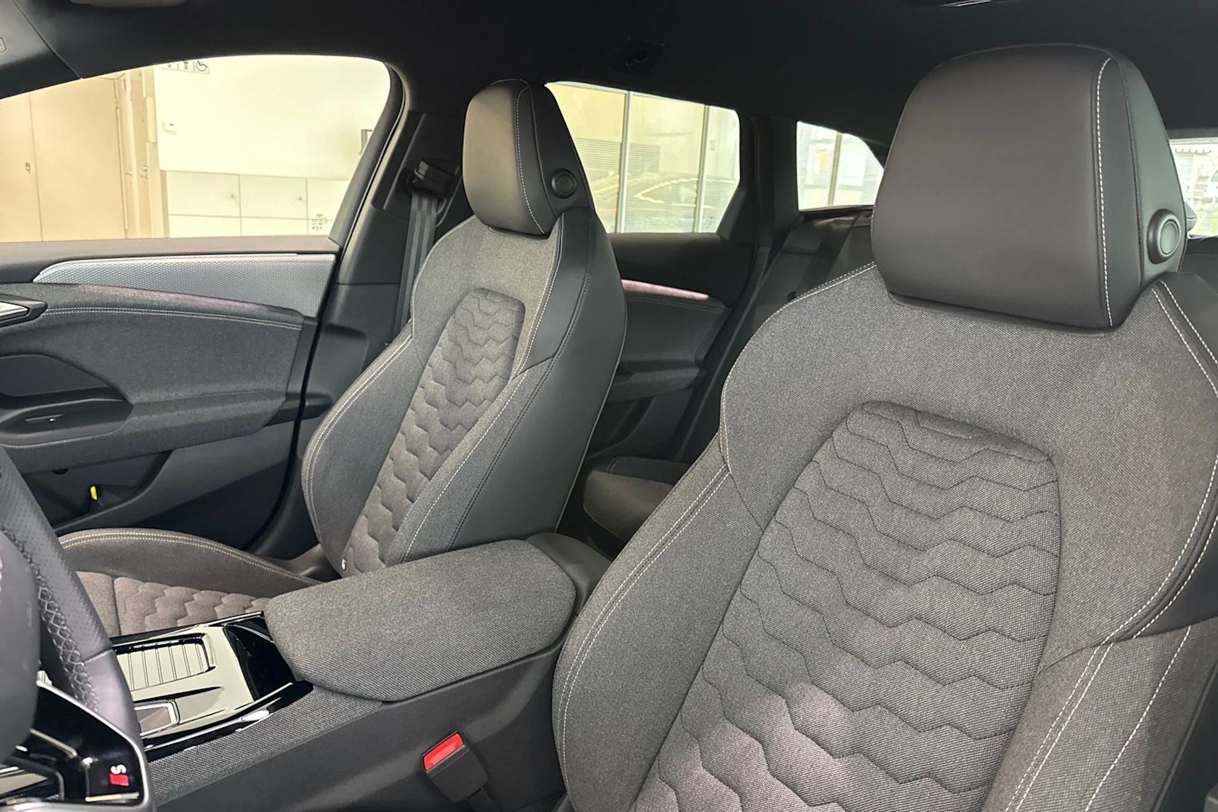 met. musta Audi A6 e-tron 2026 kuva 11.