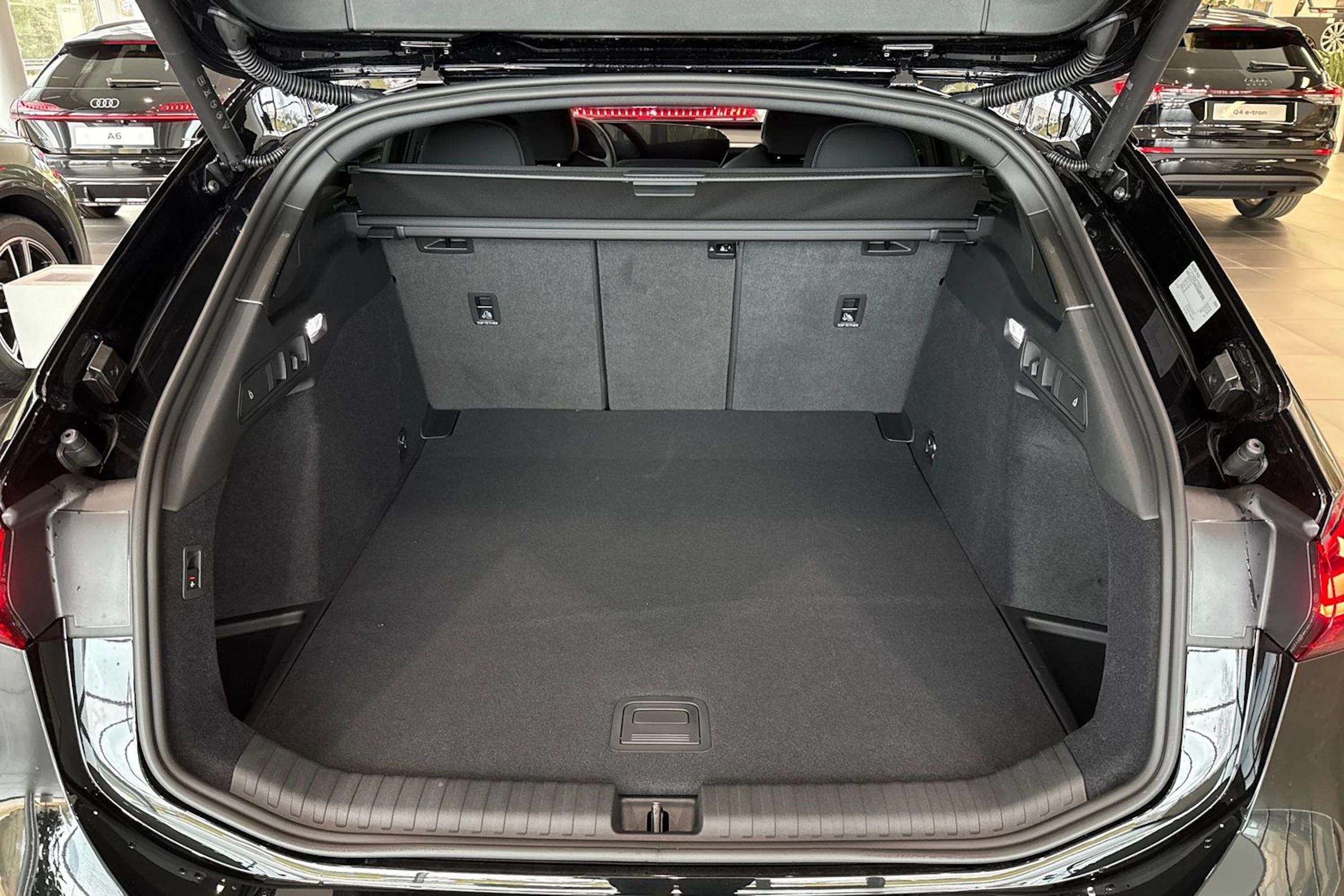 met. musta Audi A6 e-tron 2026 kuva 17.