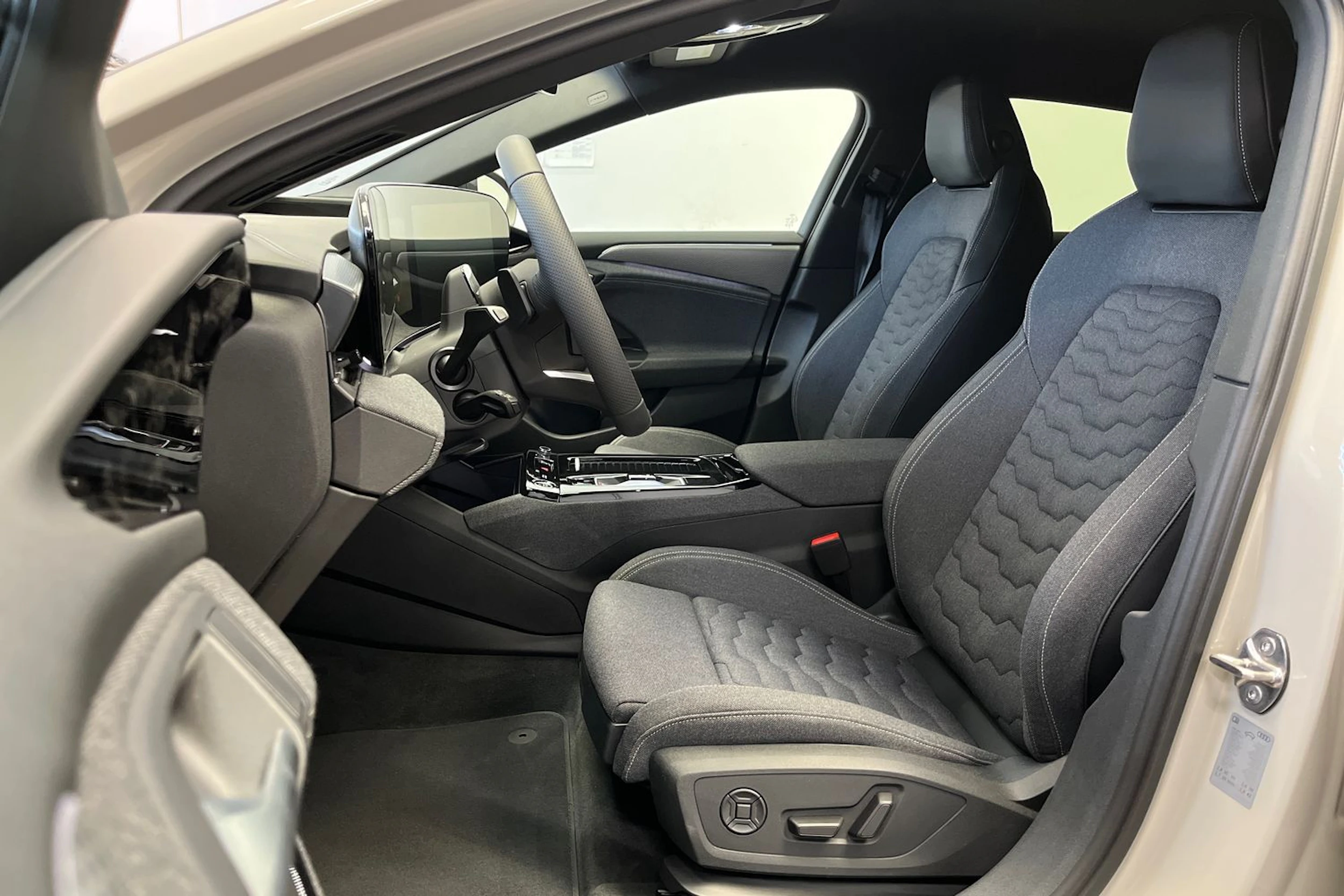 siam beige Audi A6 e-tron 2026 kuva 16.