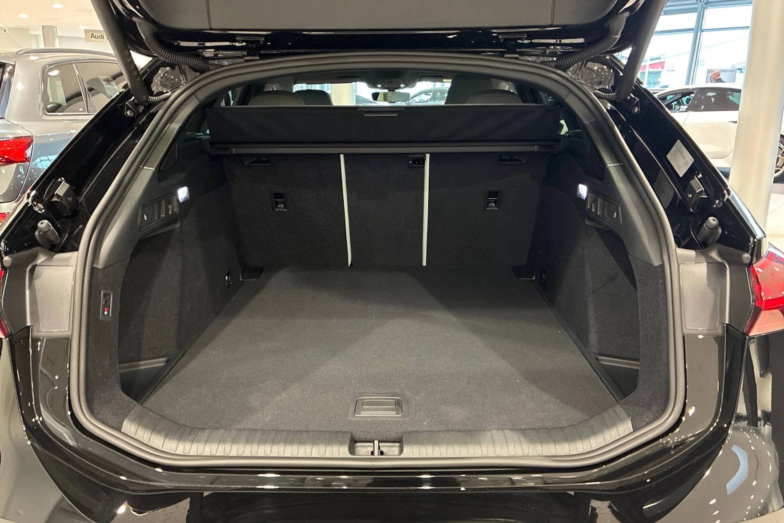 musta Audi A6 e-tron 2026 kuva 12.