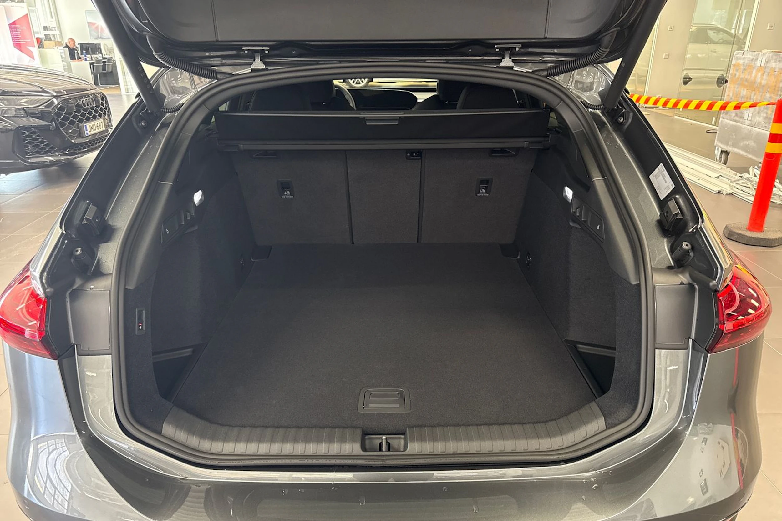 met. harmaa Audi A6 e-tron 2026 kuva 11.