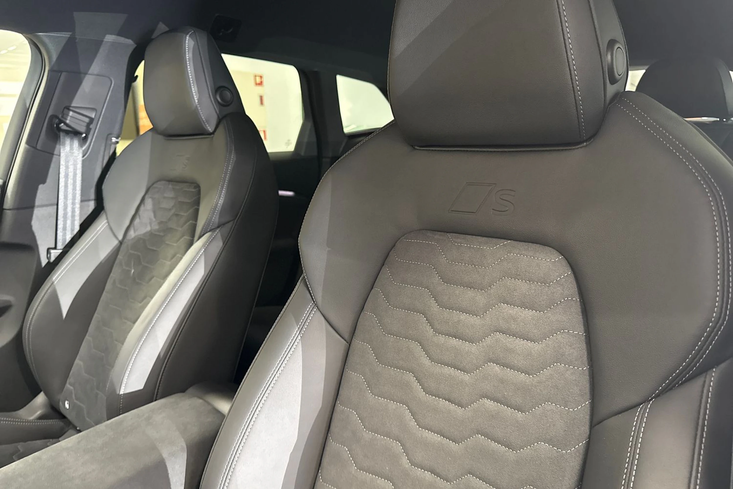 met. harmaa Audi A6 e-tron 2026 kuva 13.