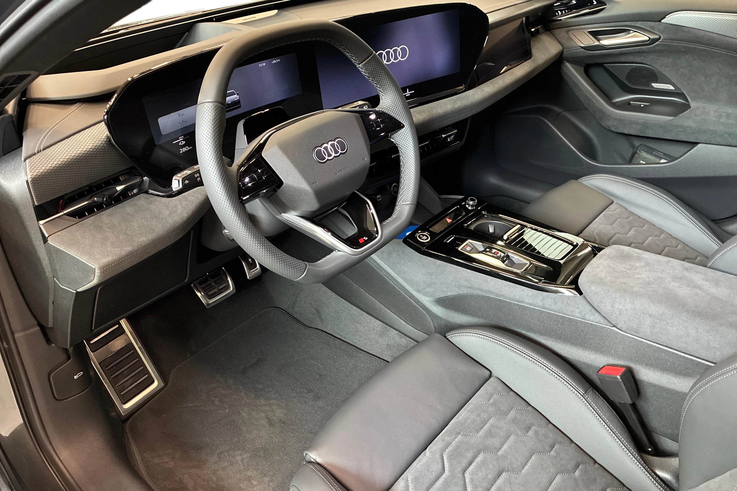 harmaa Audi A6 e-tron 2026 kuva 6.