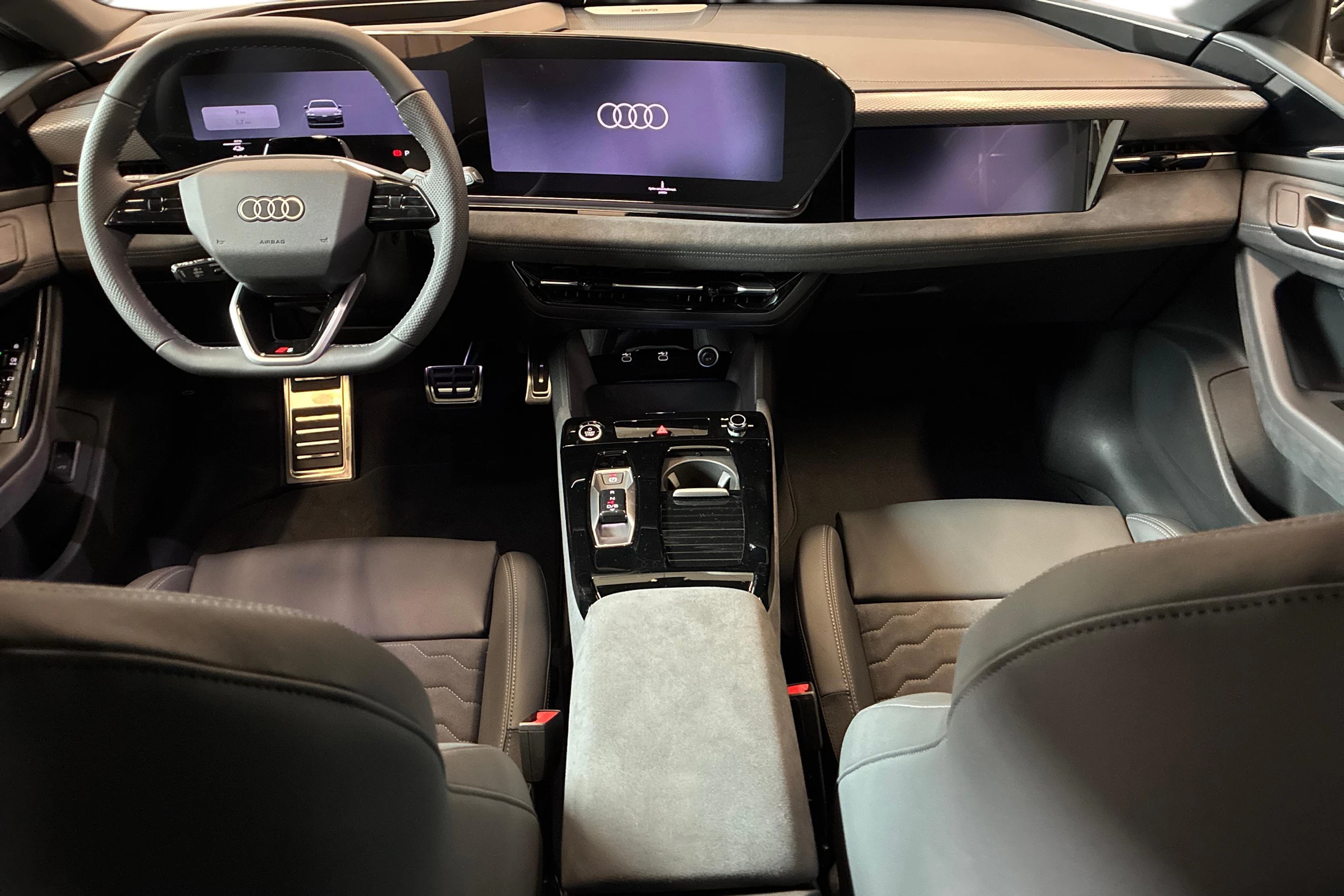 harmaa Audi A6 e-tron 2026 kuva 7.