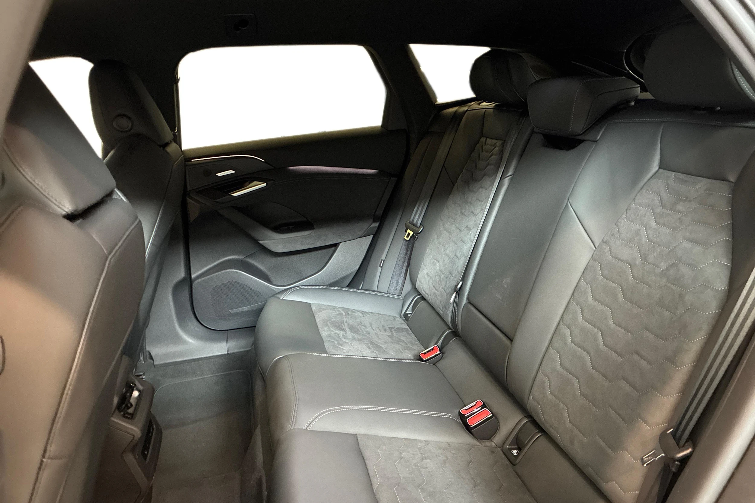 harmaa Audi A6 e-tron 2026 kuva 8.