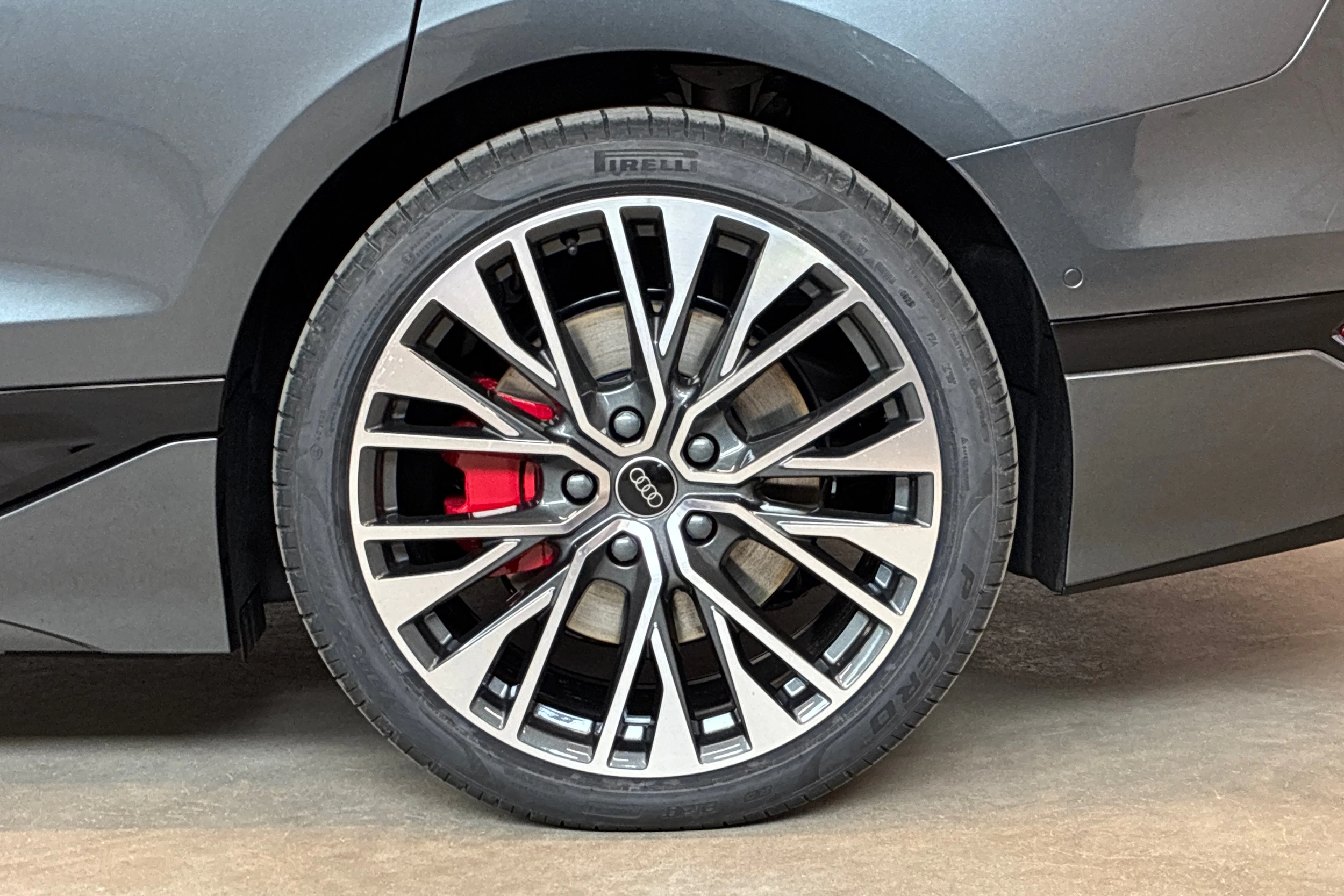 harmaa Audi A6 e-tron 2026 kuva 10.