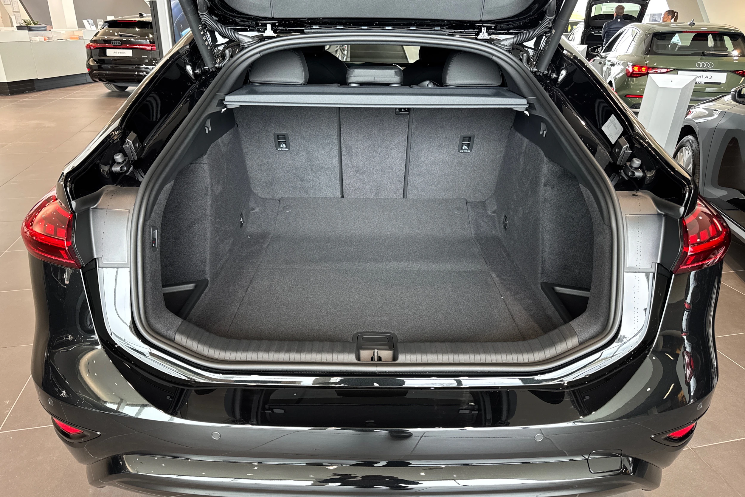 musta Audi A6 e-tron 2026 kuva 11.