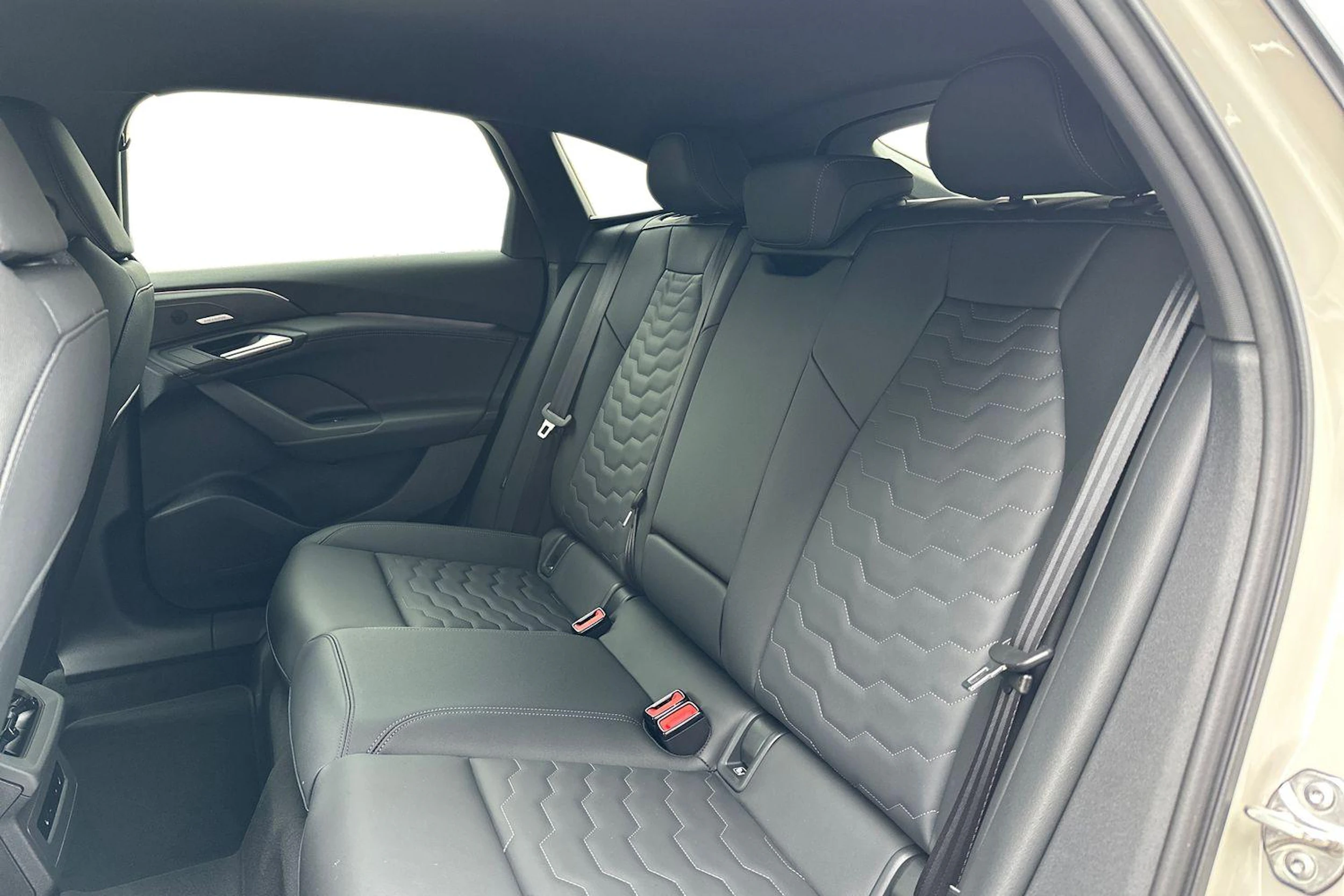 met. ruskea (beige) Audi A6 e-tron 2026 kuva 8.