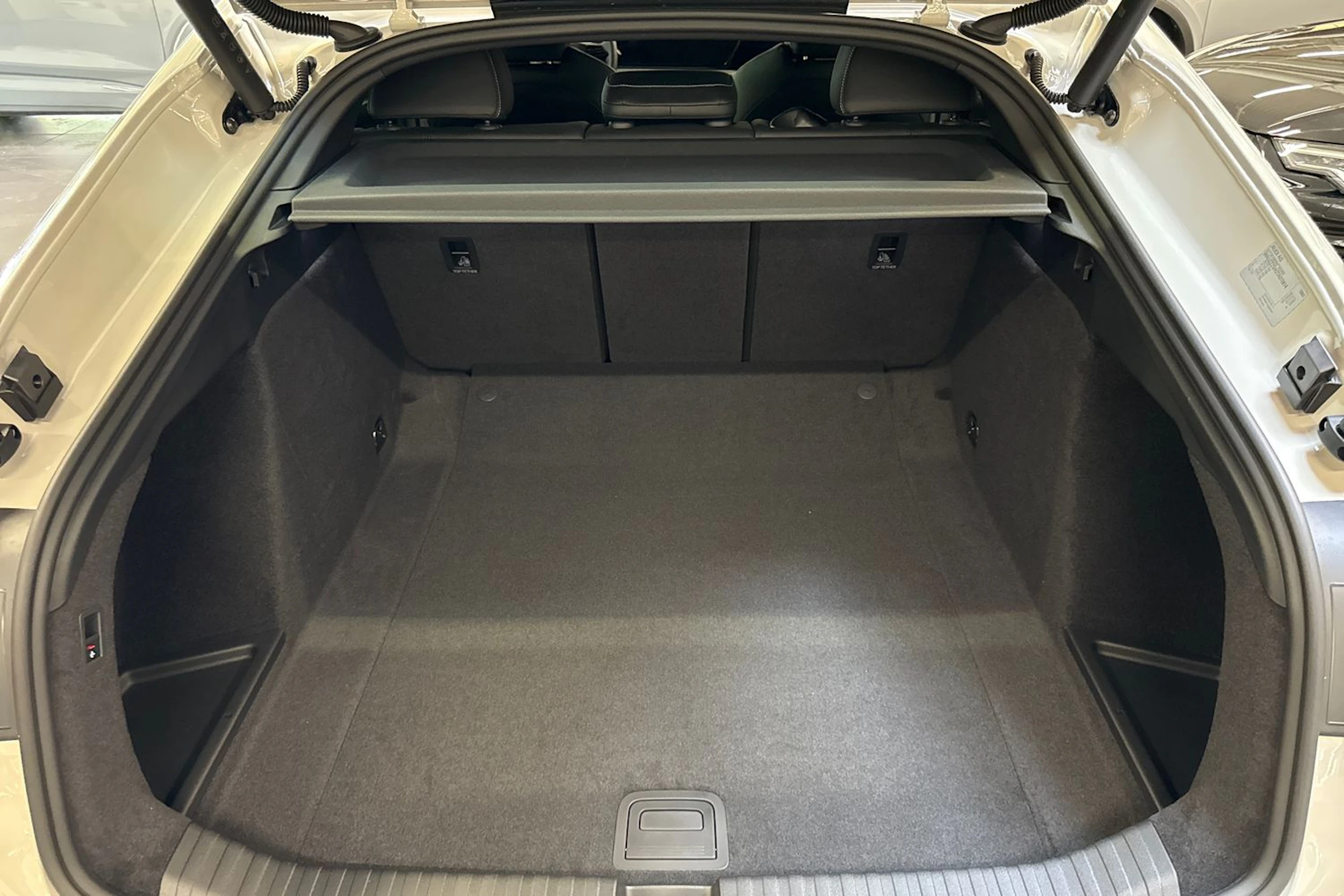 met. ruskea (beige) Audi A6 e-tron 2026 kuva 11.
