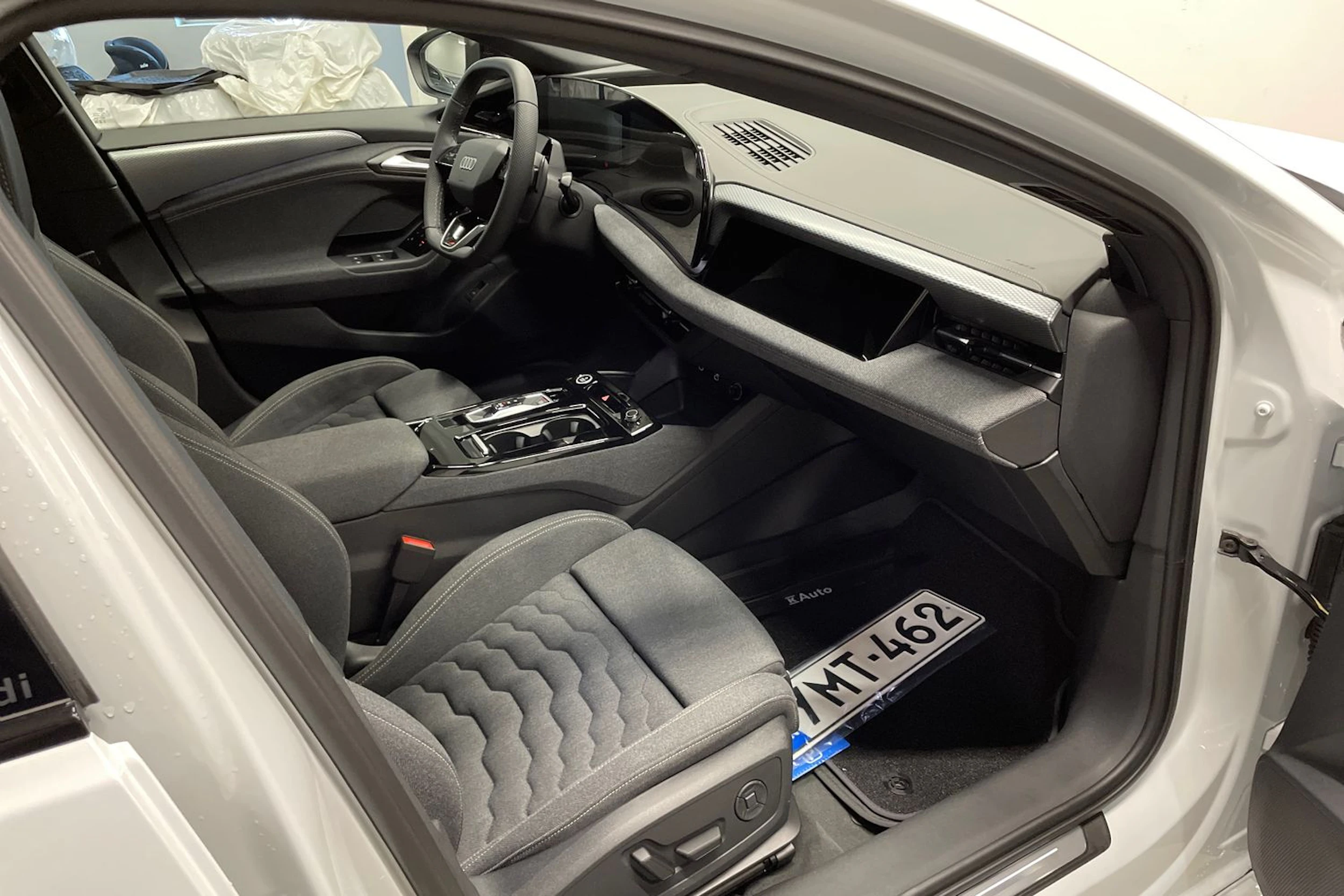 valkoinen Audi A6 e-tron 2026 kuva 14.