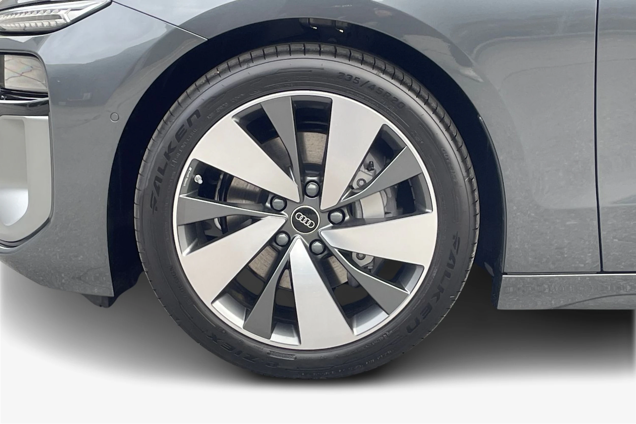 harmaa Audi A6 e-tron 2026 kuva 9.