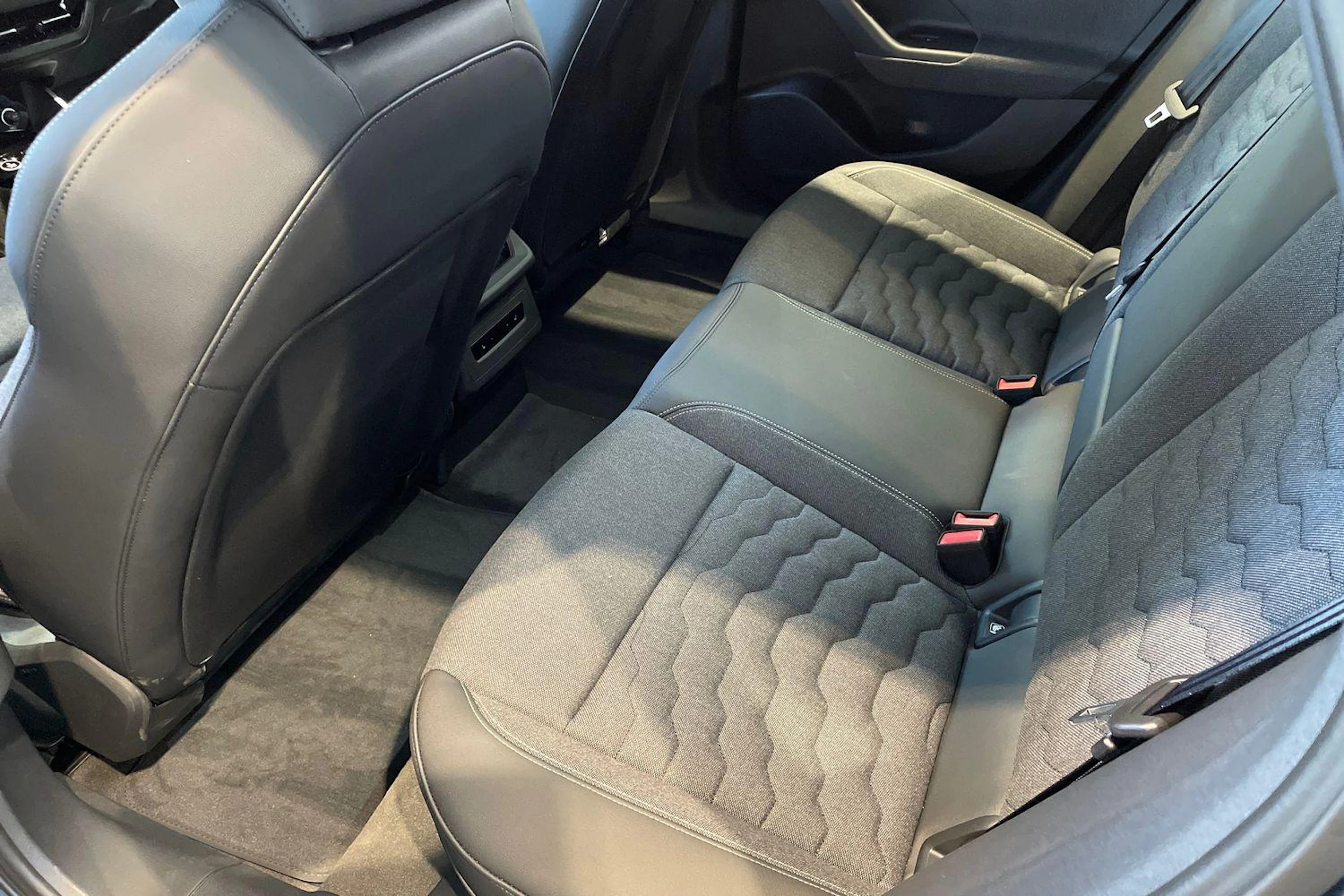 sininen Audi A6 e-tron 2026 kuva 8.