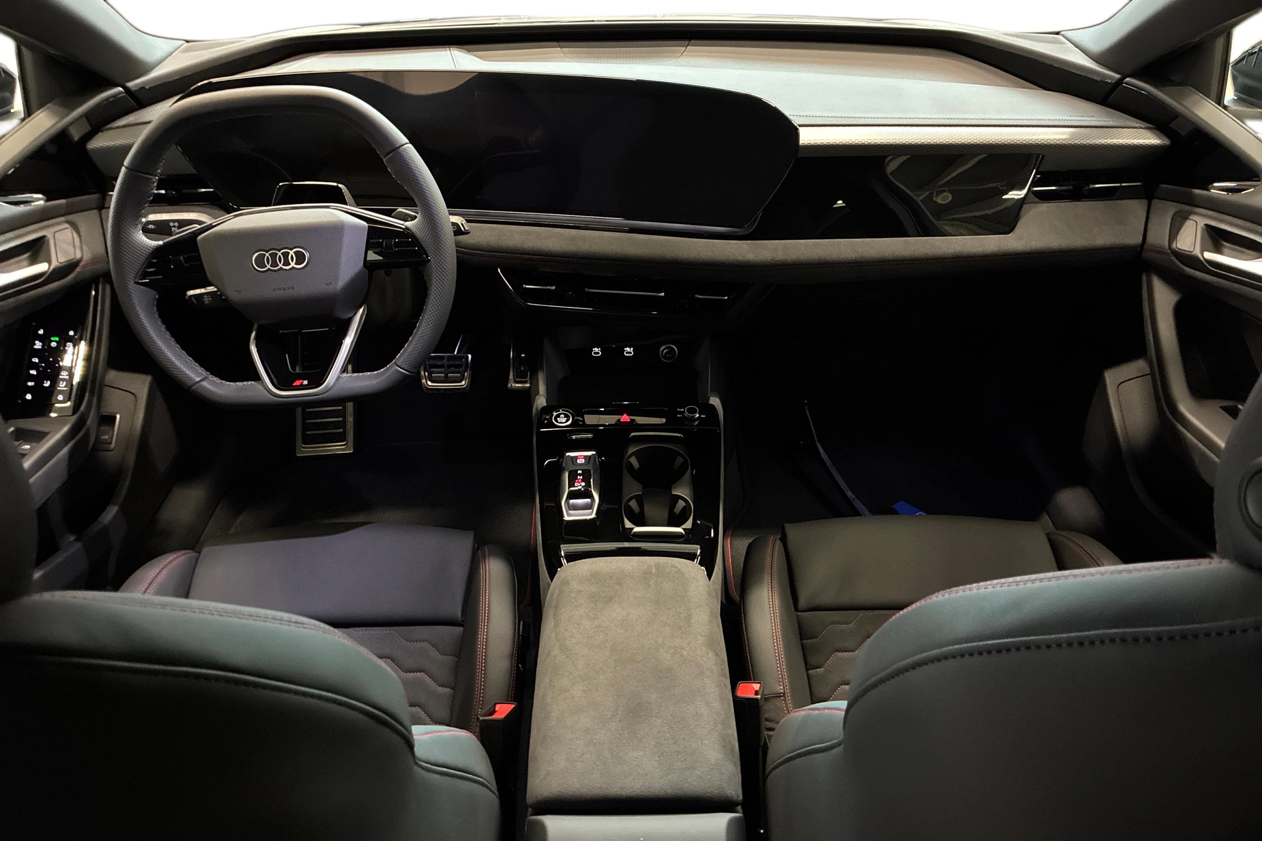 valkoinen Audi A6 e-tron 2026 kuva 7.