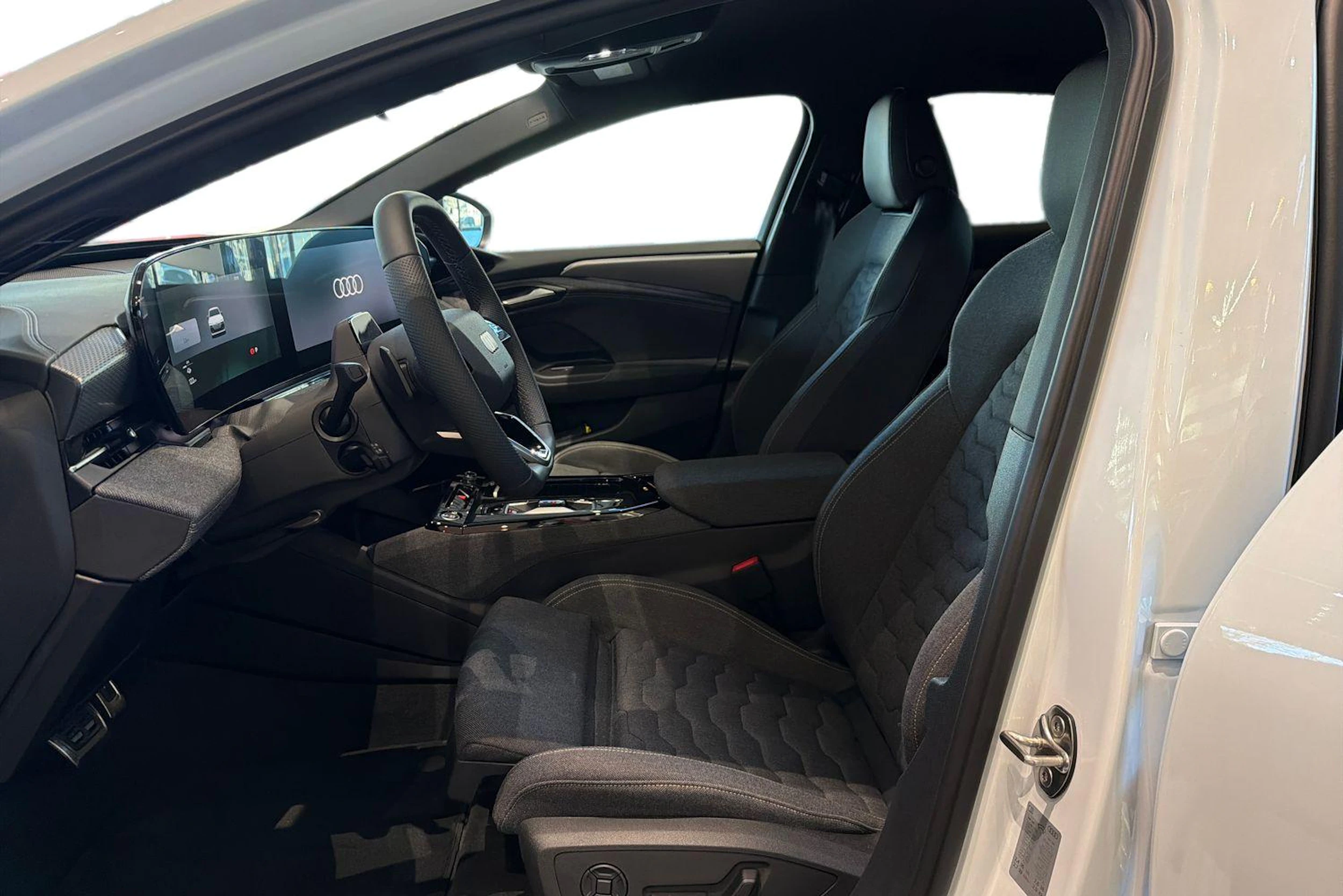 valkoinen Audi A6 e-tron 2026 kuva 6.